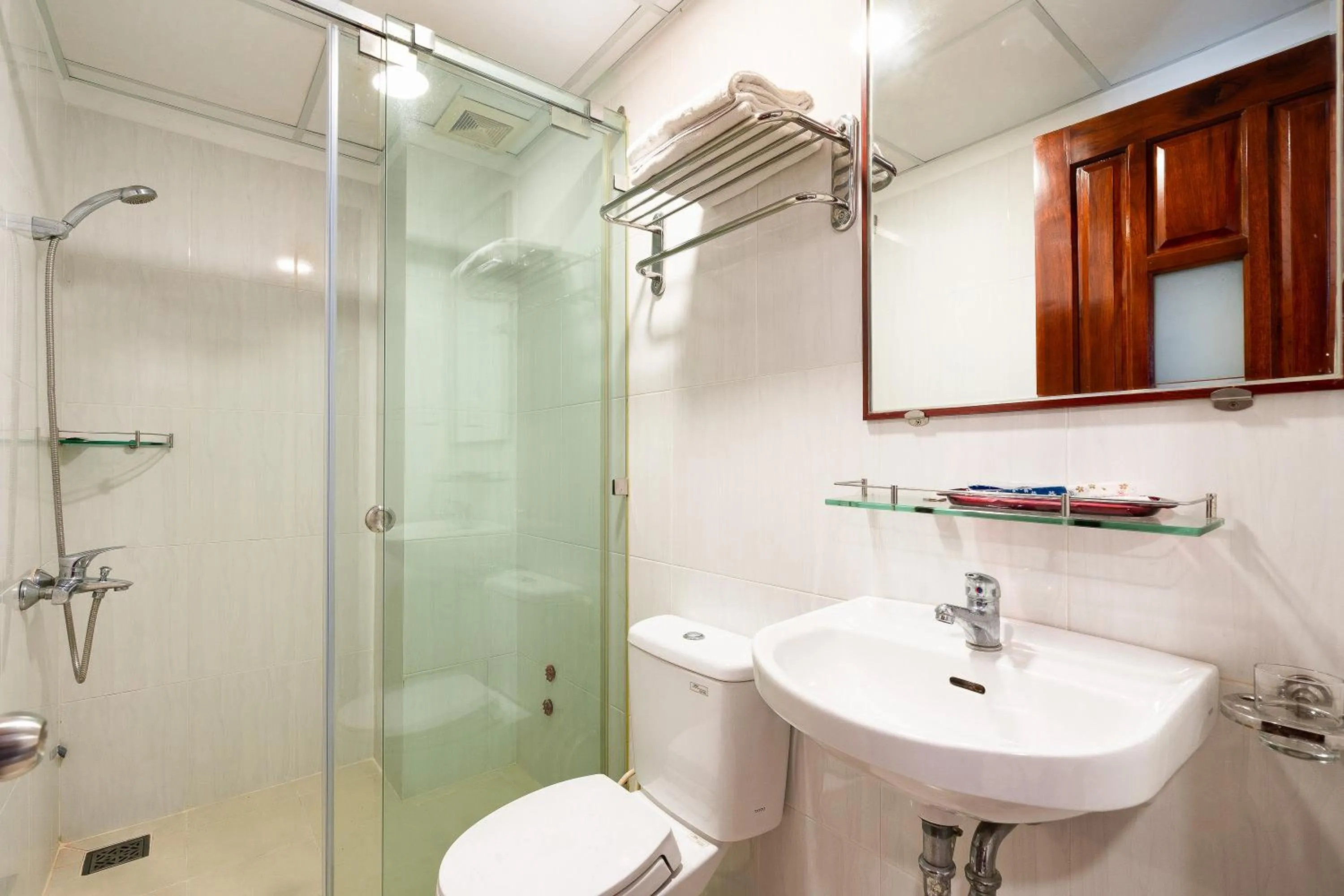 Toilet in Hoang Hoang Hotel (Bloom 3)