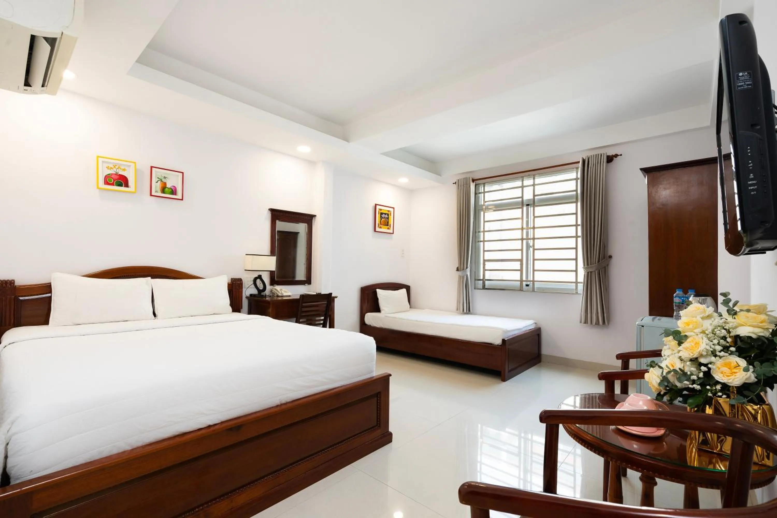 Photo of the whole room, Bed in Hoang Hoang Hotel (Bloom 3)