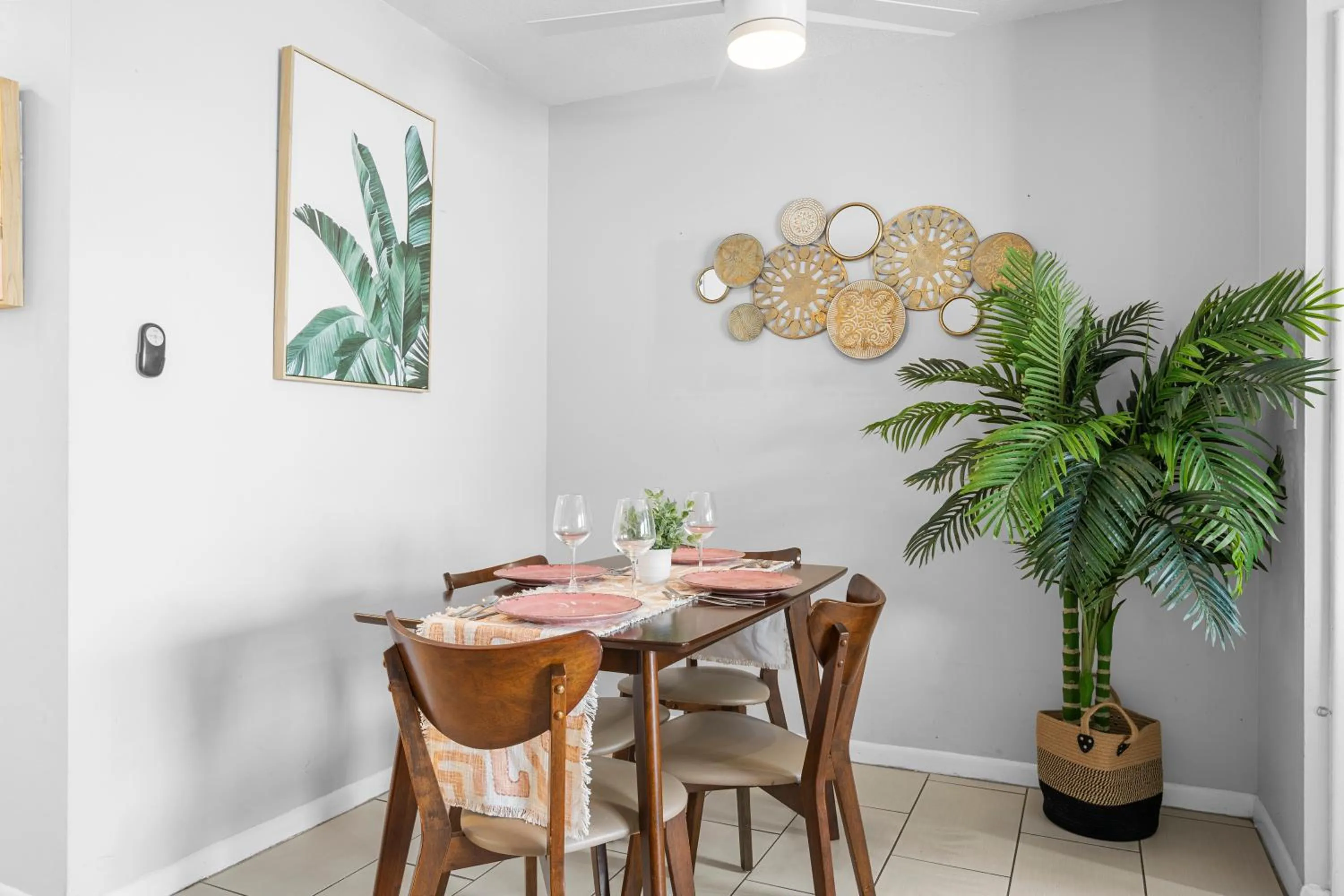 Dining area in Bayview Apartments By Lowkl