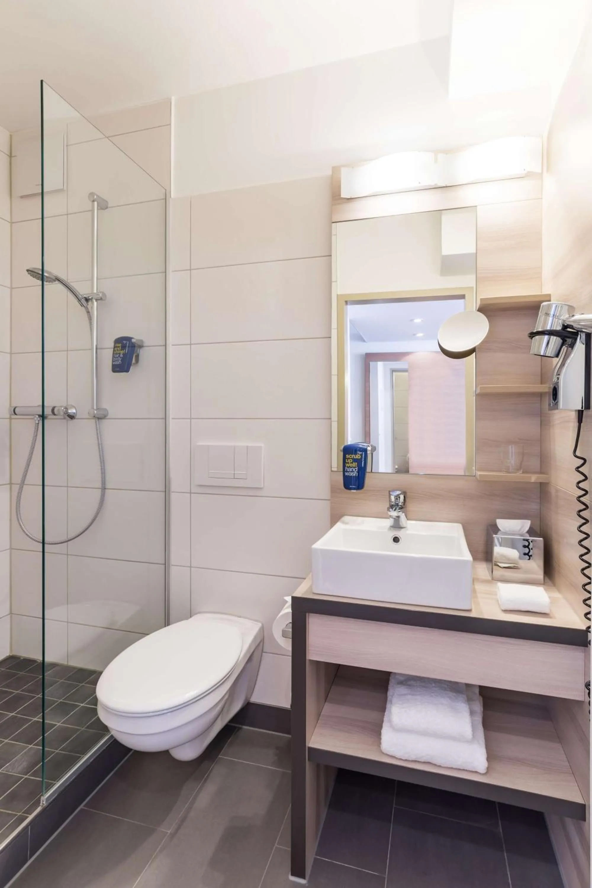 Shower in Park Inn by Radisson Göttingen