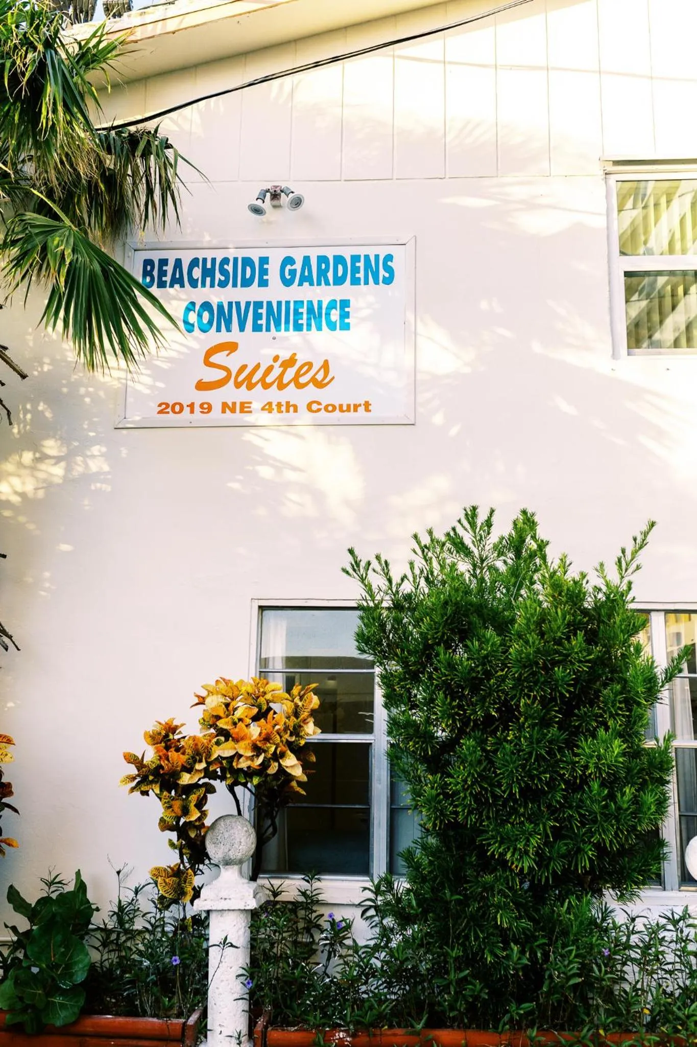 Property building in Beachside Gardens Apartments By Lowkl