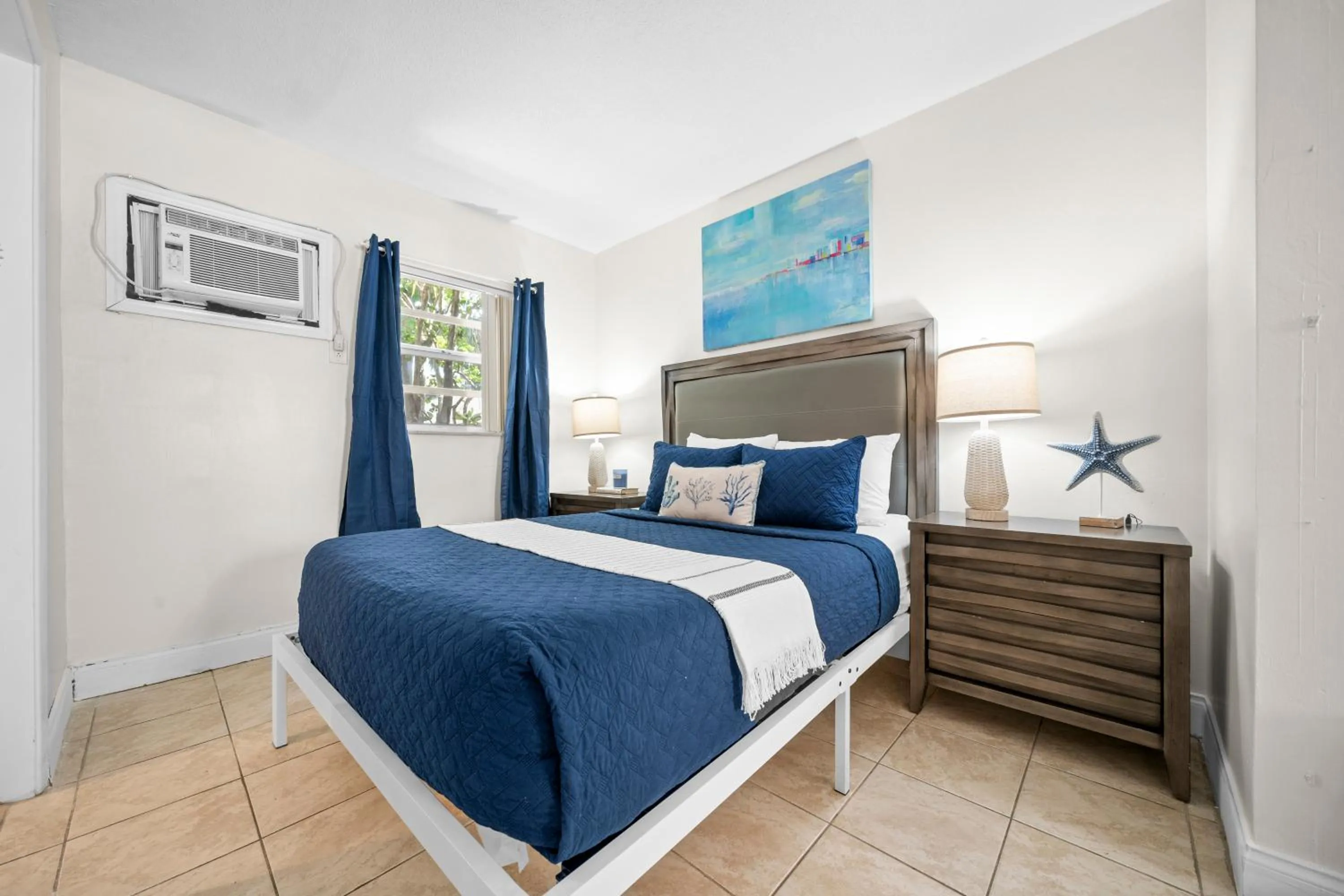 Bed in Beachside Gardens Apartments By Lowkl