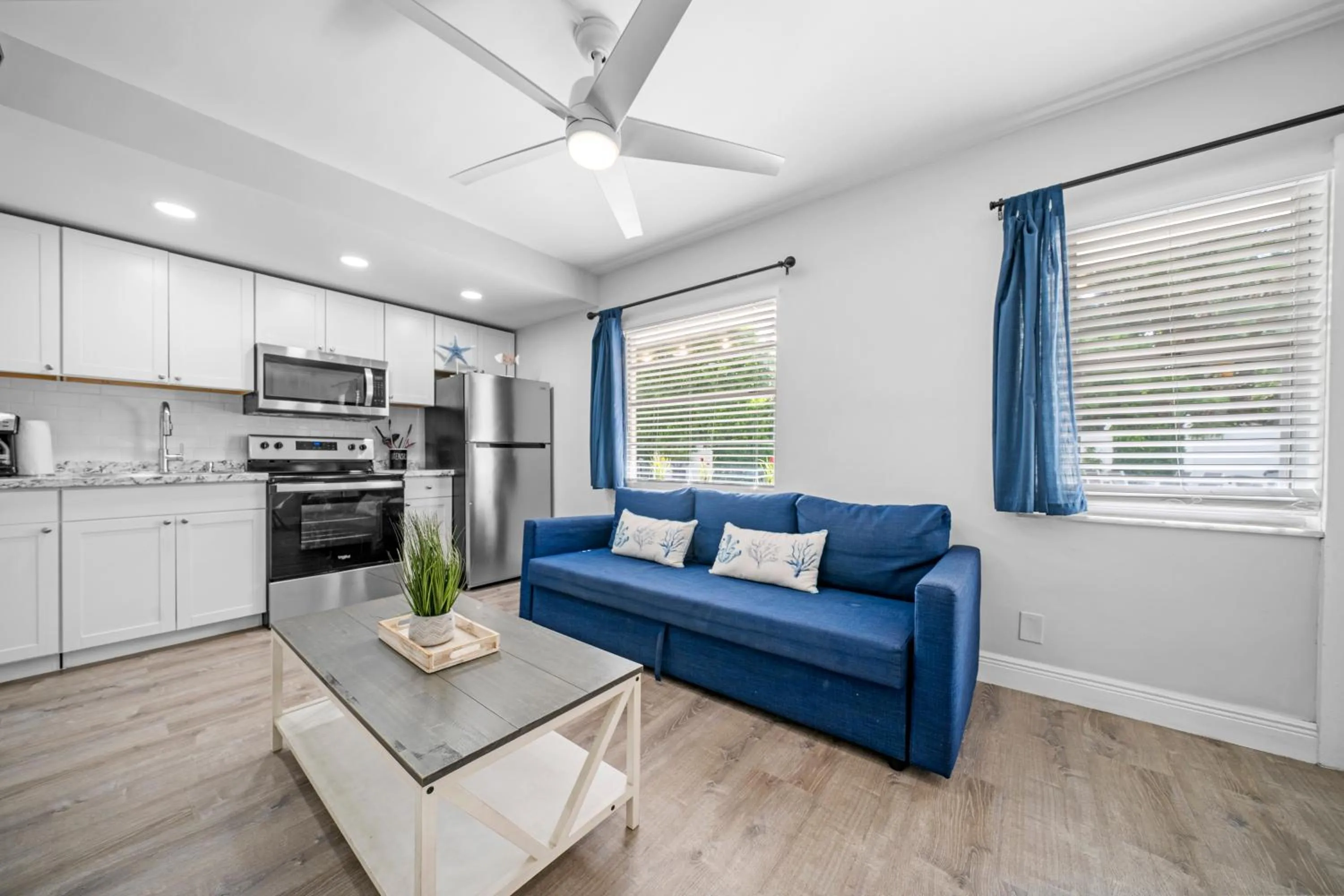 Kitchen or kitchenette in Beachside Gardens Apartments By Lowkl