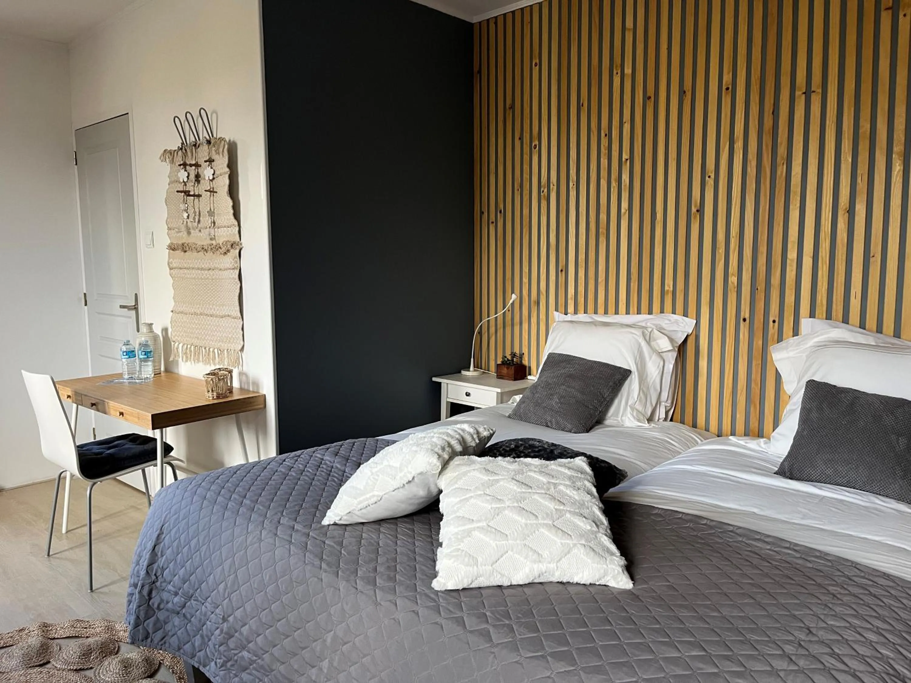 Bathroom, Bed in La Maison du Chevalier - Chambres et tables d'hôtes - adults only