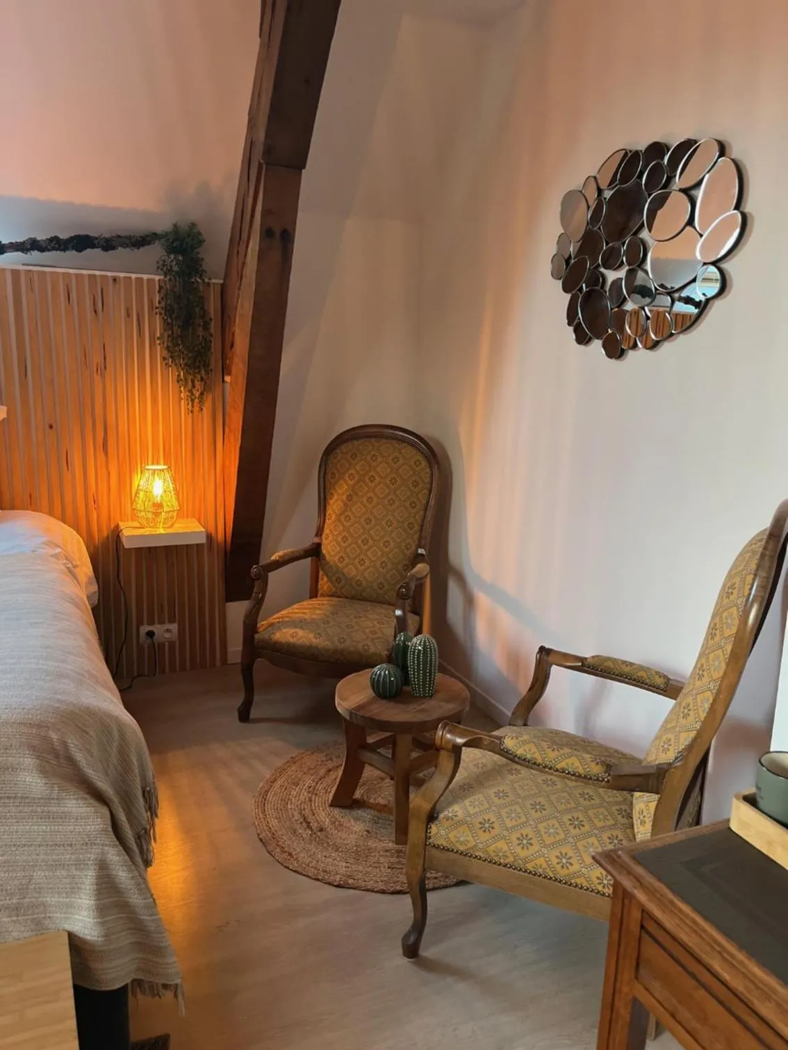 Seating area, Bed in La Maison du Chevalier - Chambres et tables d'hôtes - adults only