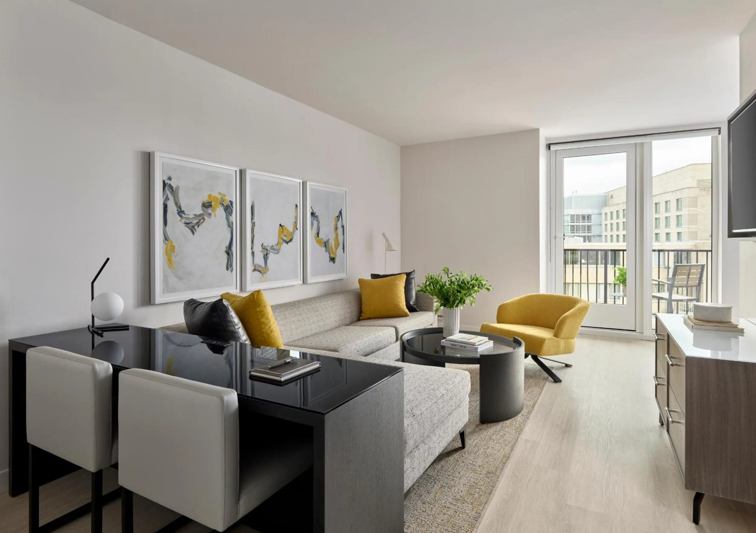 TV and multimedia in Hotel AKA Washington Circle