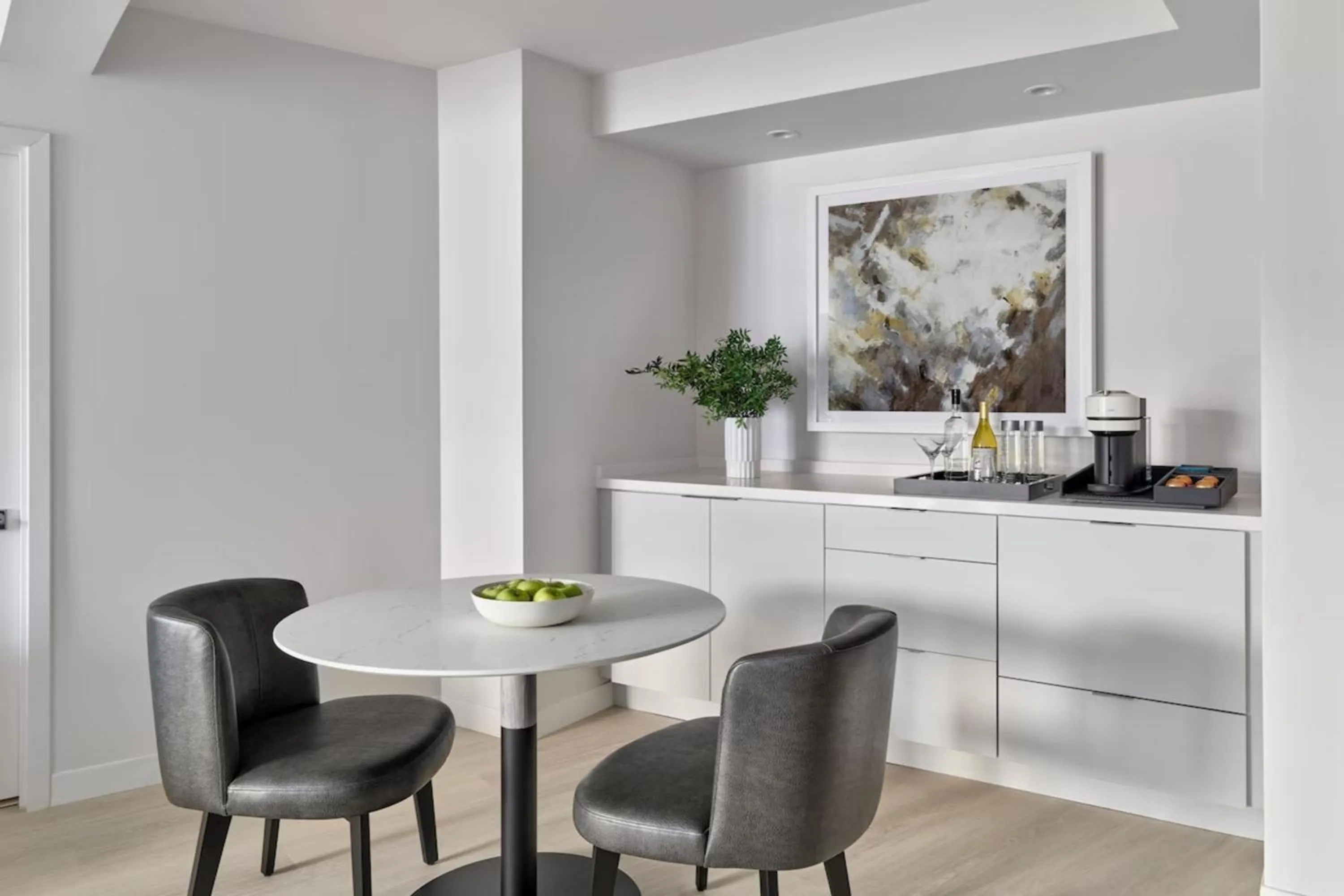 Coffee/tea facilities in Hotel AKA Washington Circle