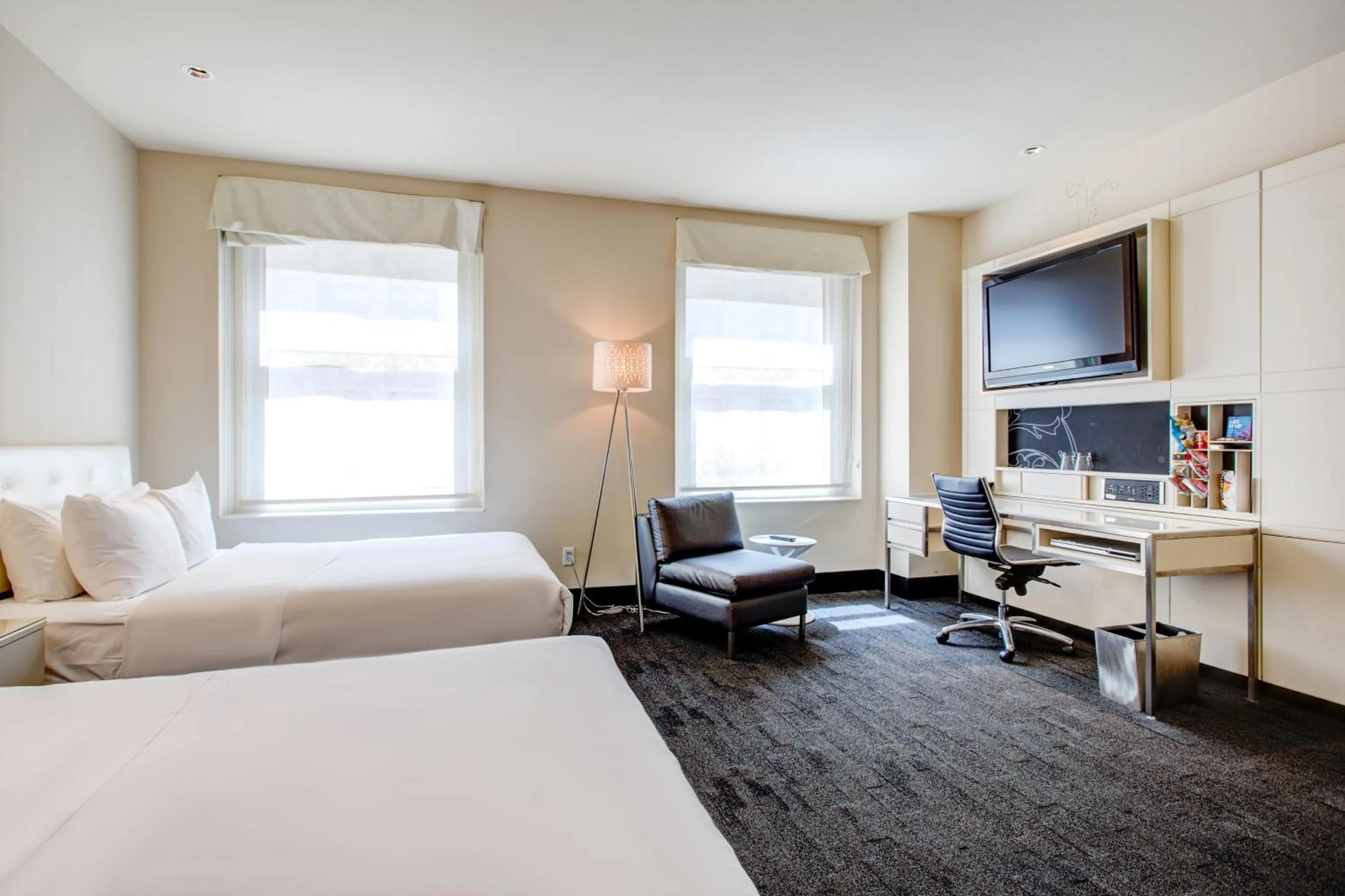 Deluxe Double Room with Two Double Beds and Roll-in Shower - Mobility/Hearing Accessible in W Chicago - City Center