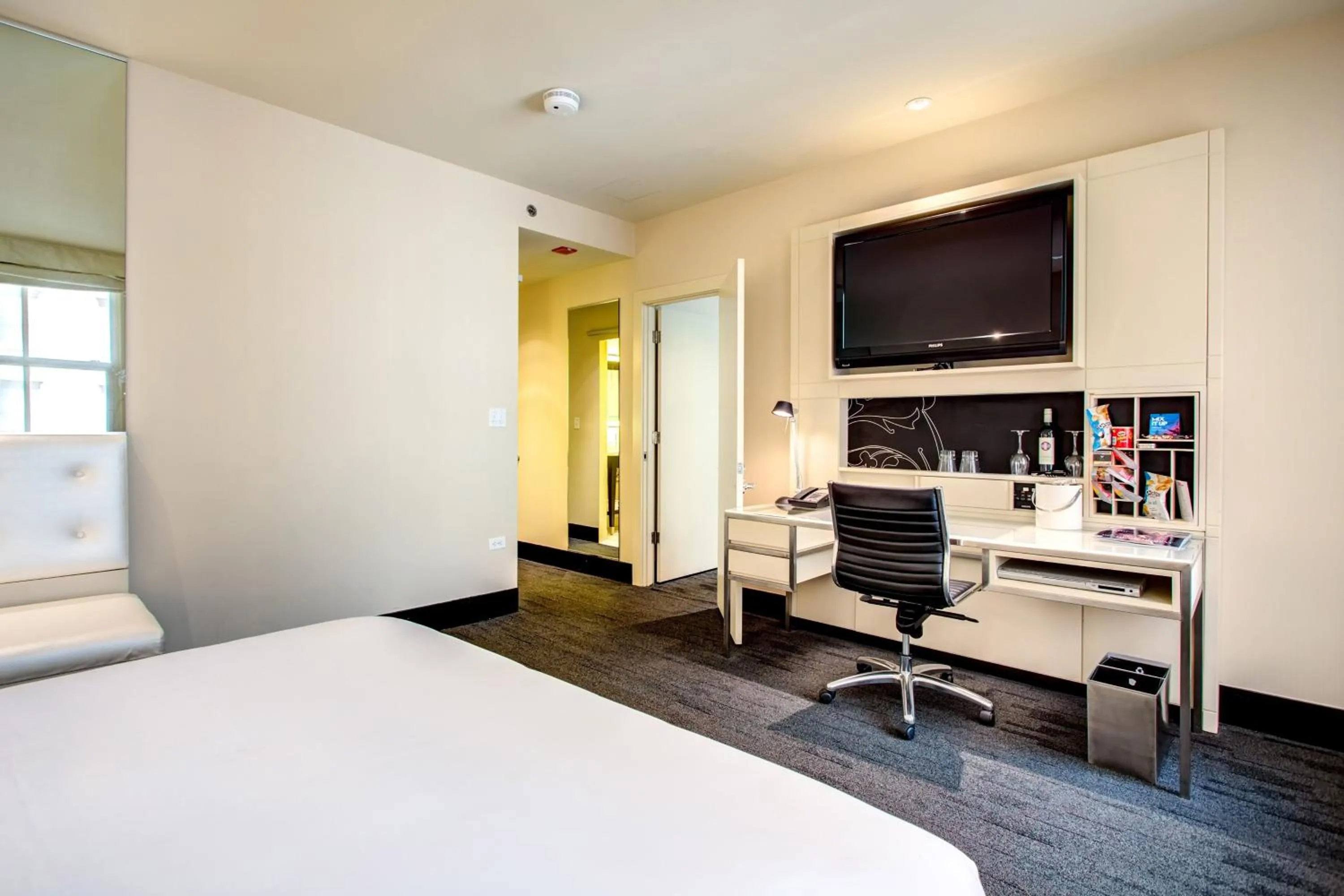 Bedroom, Bed in THE MIDLAND HOTEL, Chicago, a Tribute Portfolio Hotel