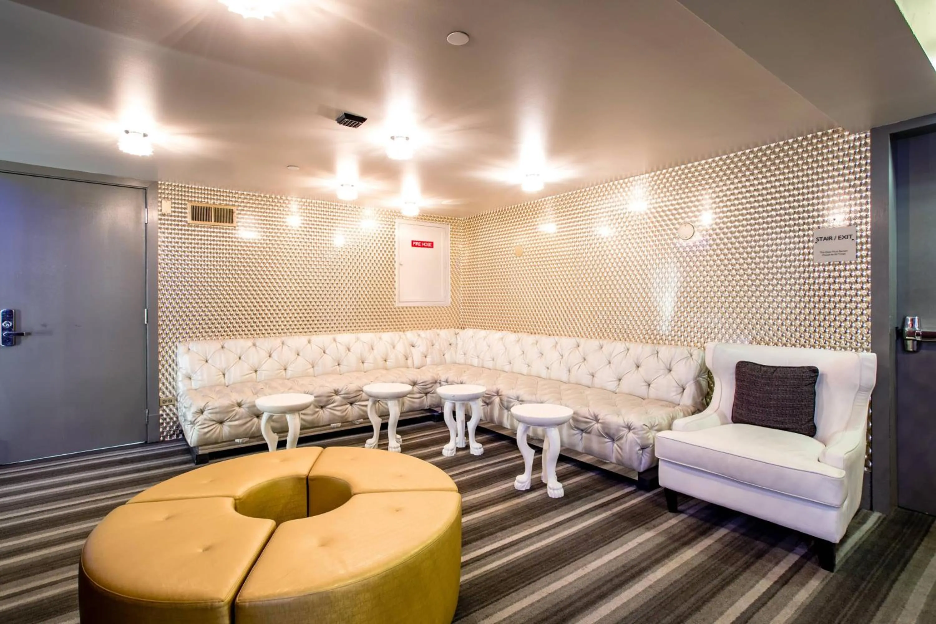 Lounge or bar in THE MIDLAND HOTEL, Chicago, a Tribute Portfolio Hotel