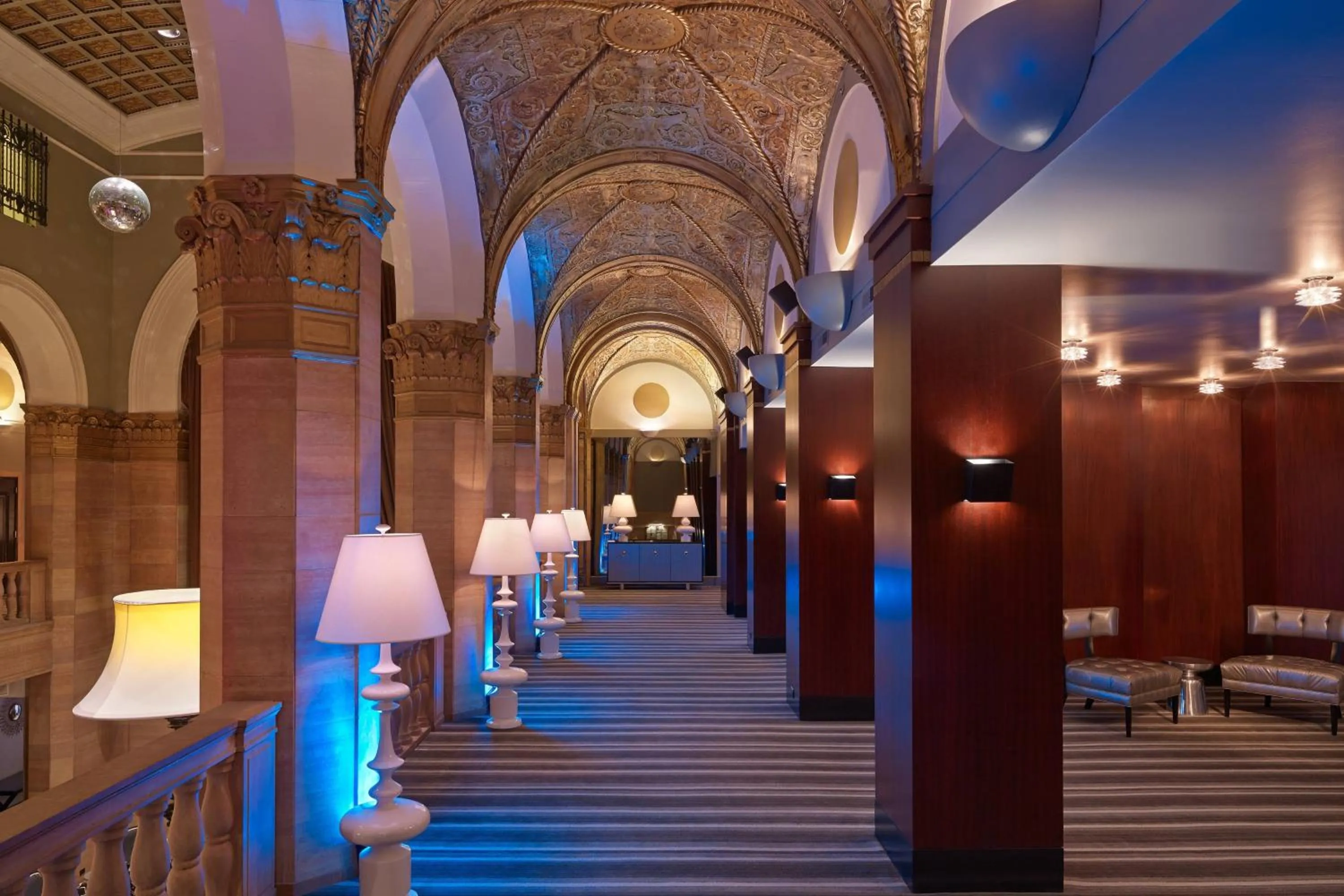 Lounge or bar in THE MIDLAND HOTEL, Chicago, a Tribute Portfolio Hotel