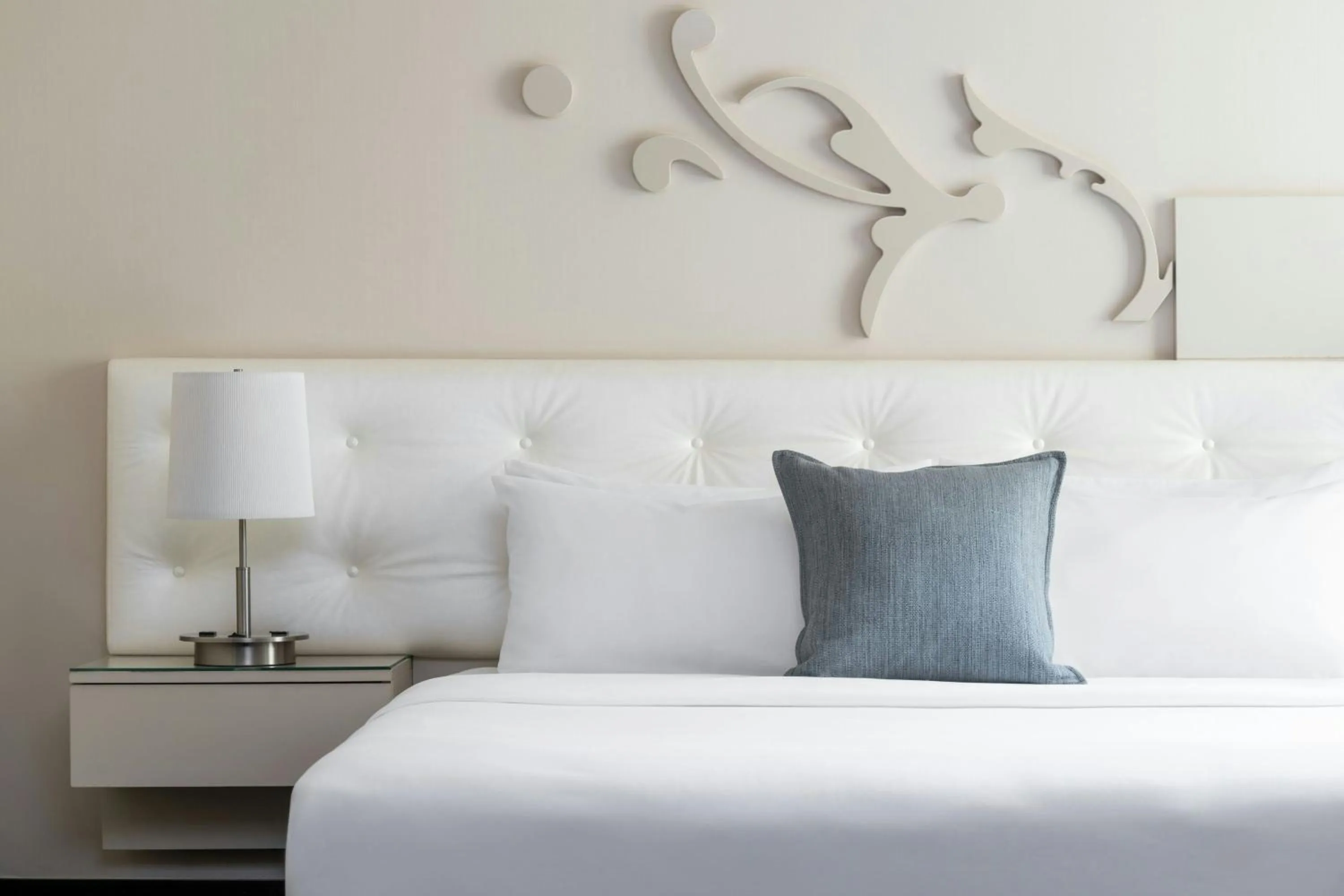 Photo of the whole room, Bed in THE MIDLAND HOTEL, Chicago, a Tribute Portfolio Hotel