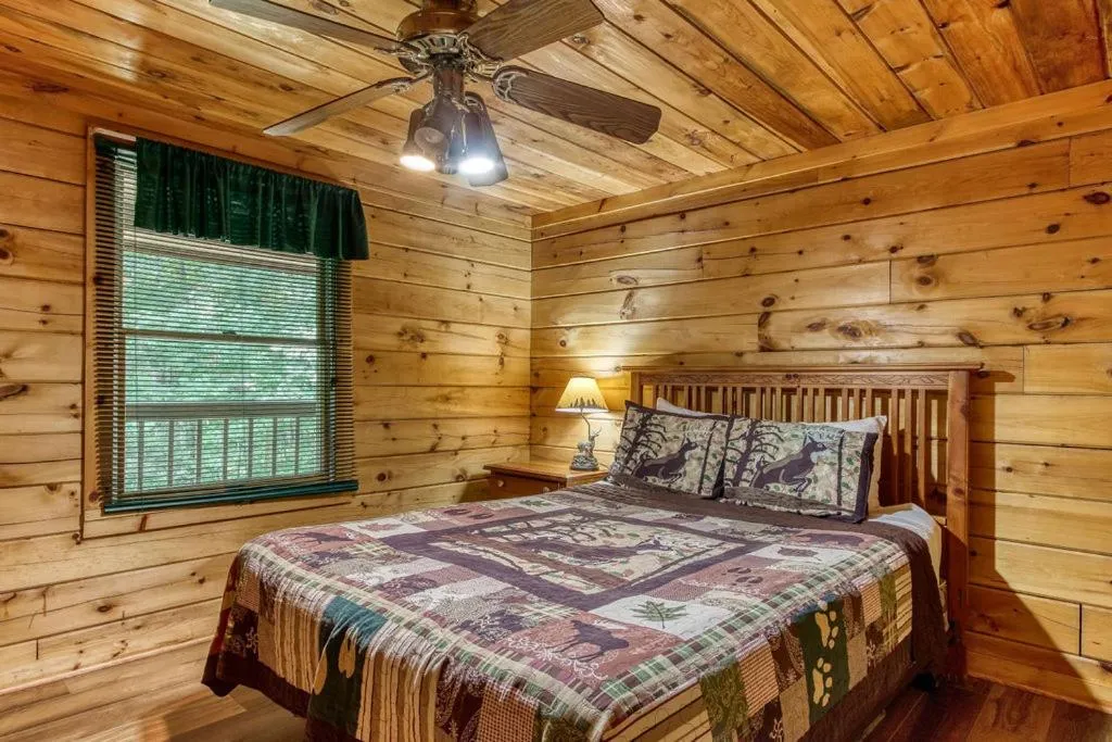 Bed in Sugar Bear Lodge, Hot Tub, WIFI, 560 FREE tickets each paid day