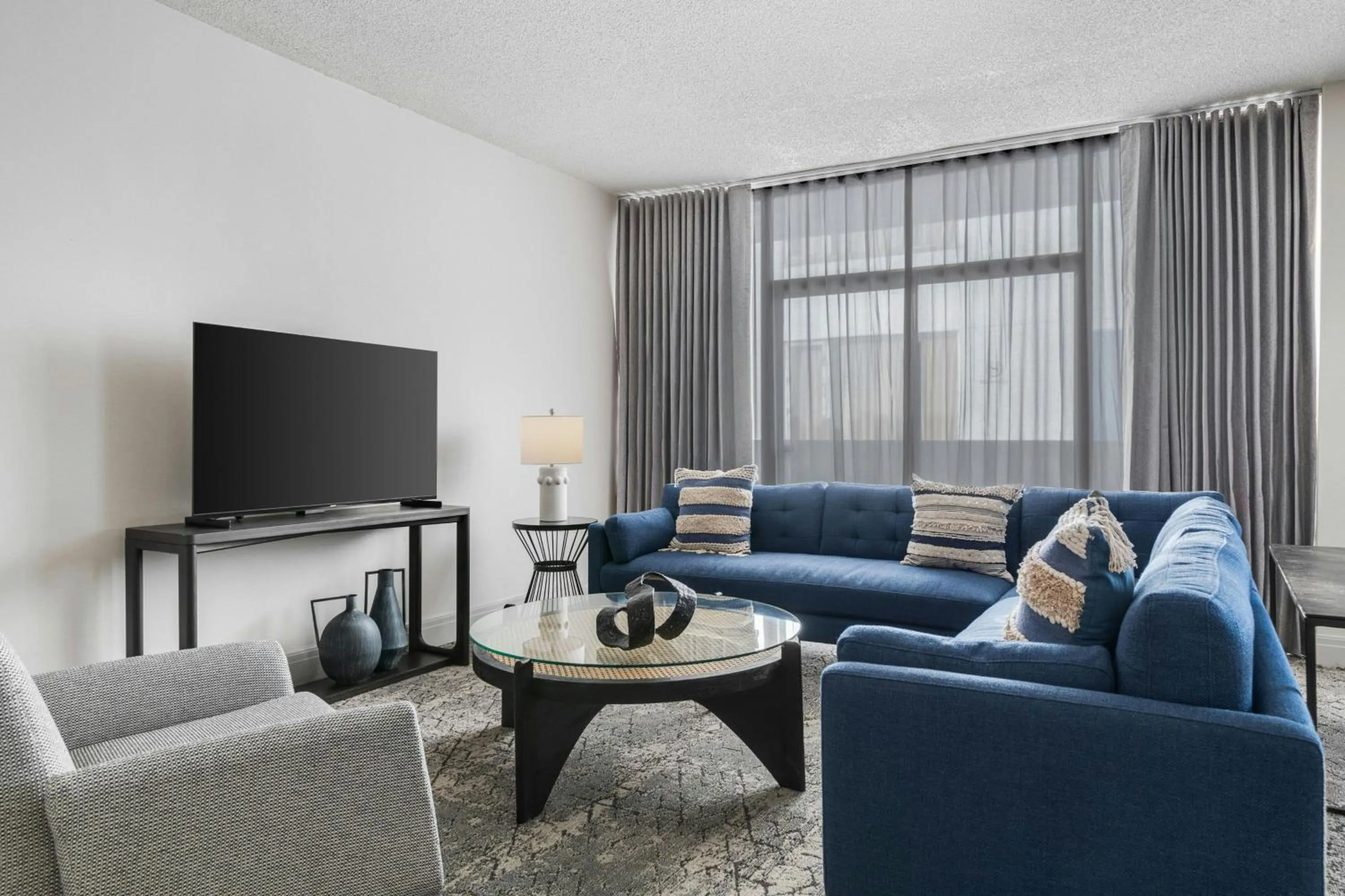 Living room in Sheraton Charlotte Hotel