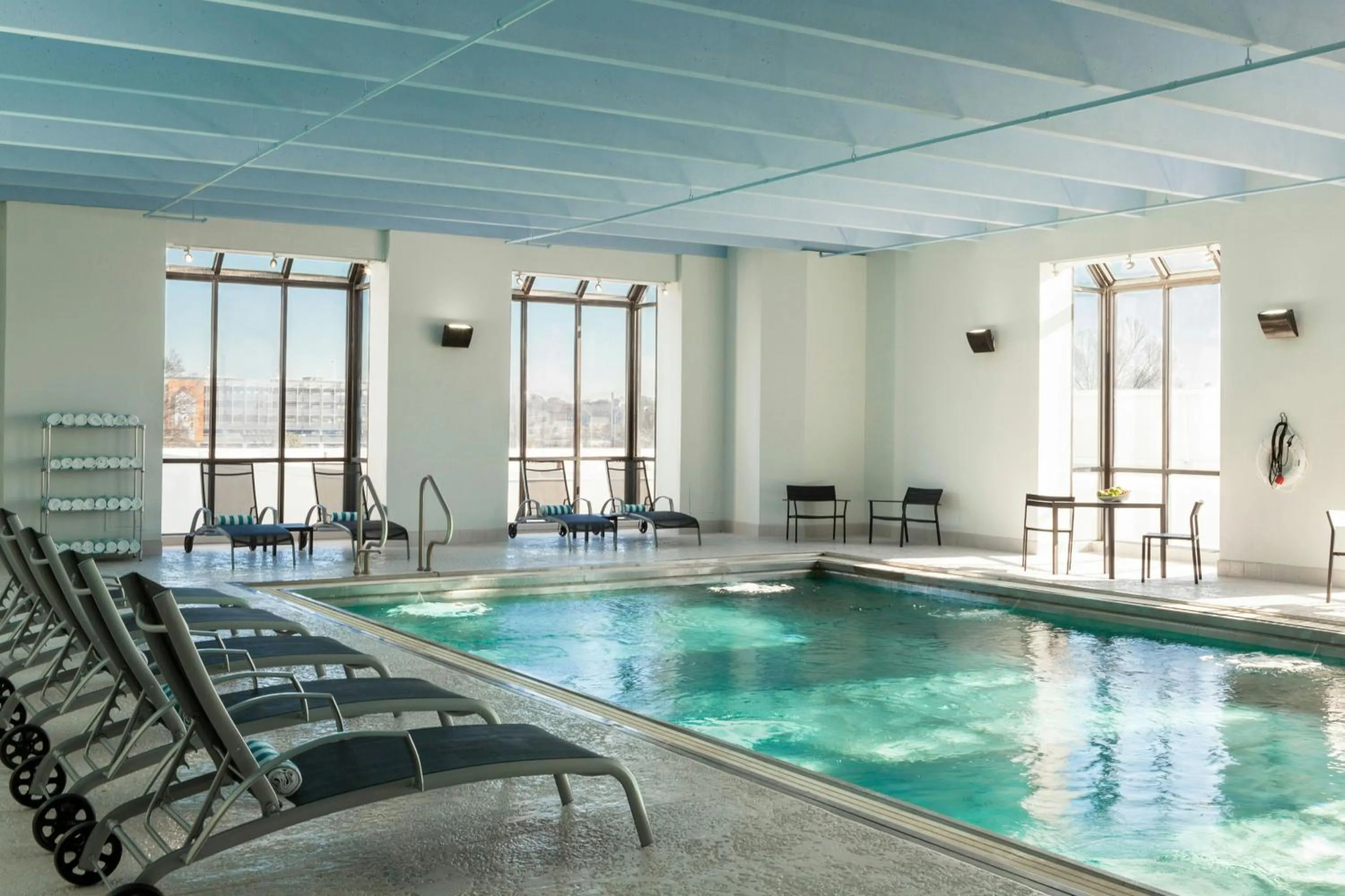 Swimming pool in Sheraton Charlotte Hotel