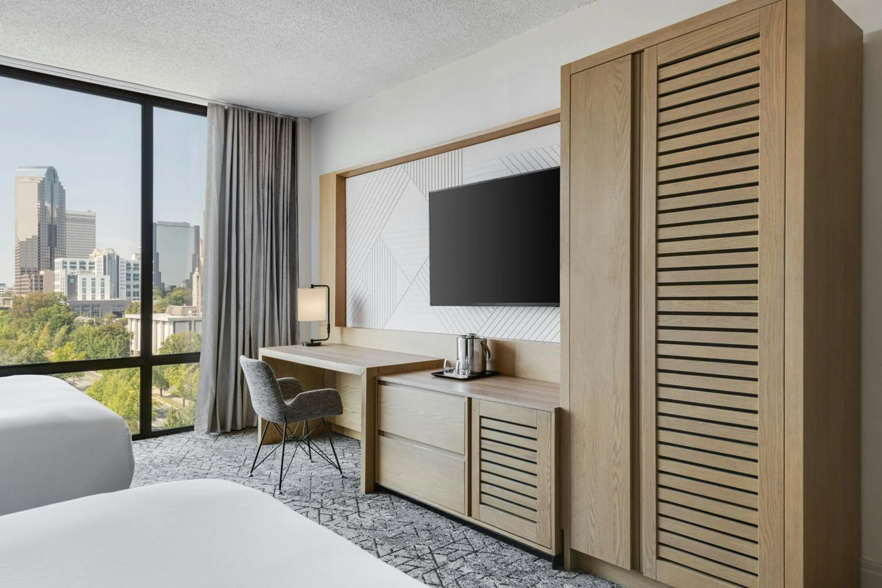 Photo of the whole room, Bed in Sheraton Charlotte Hotel