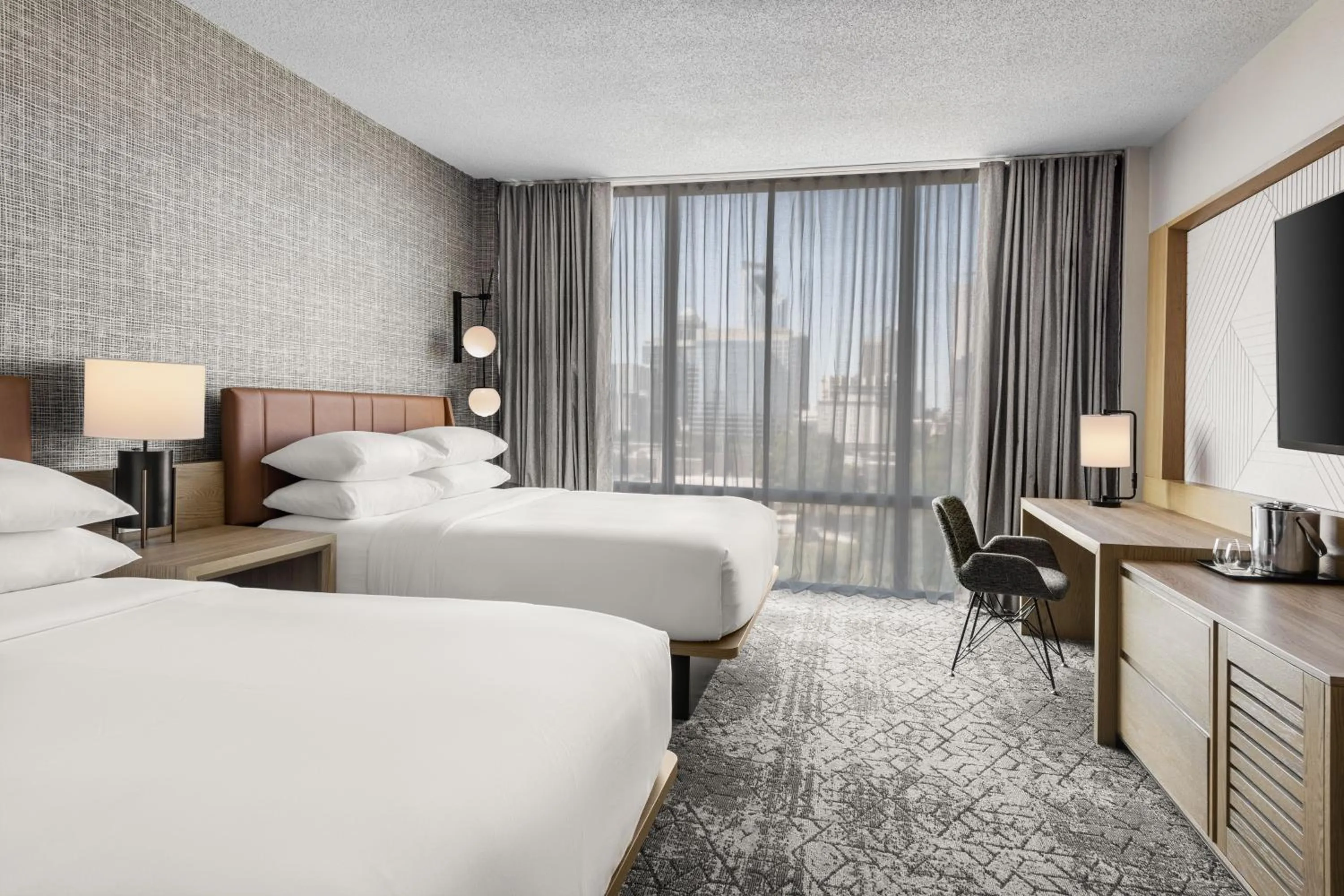 Photo of the whole room, Bed in Sheraton Charlotte Hotel