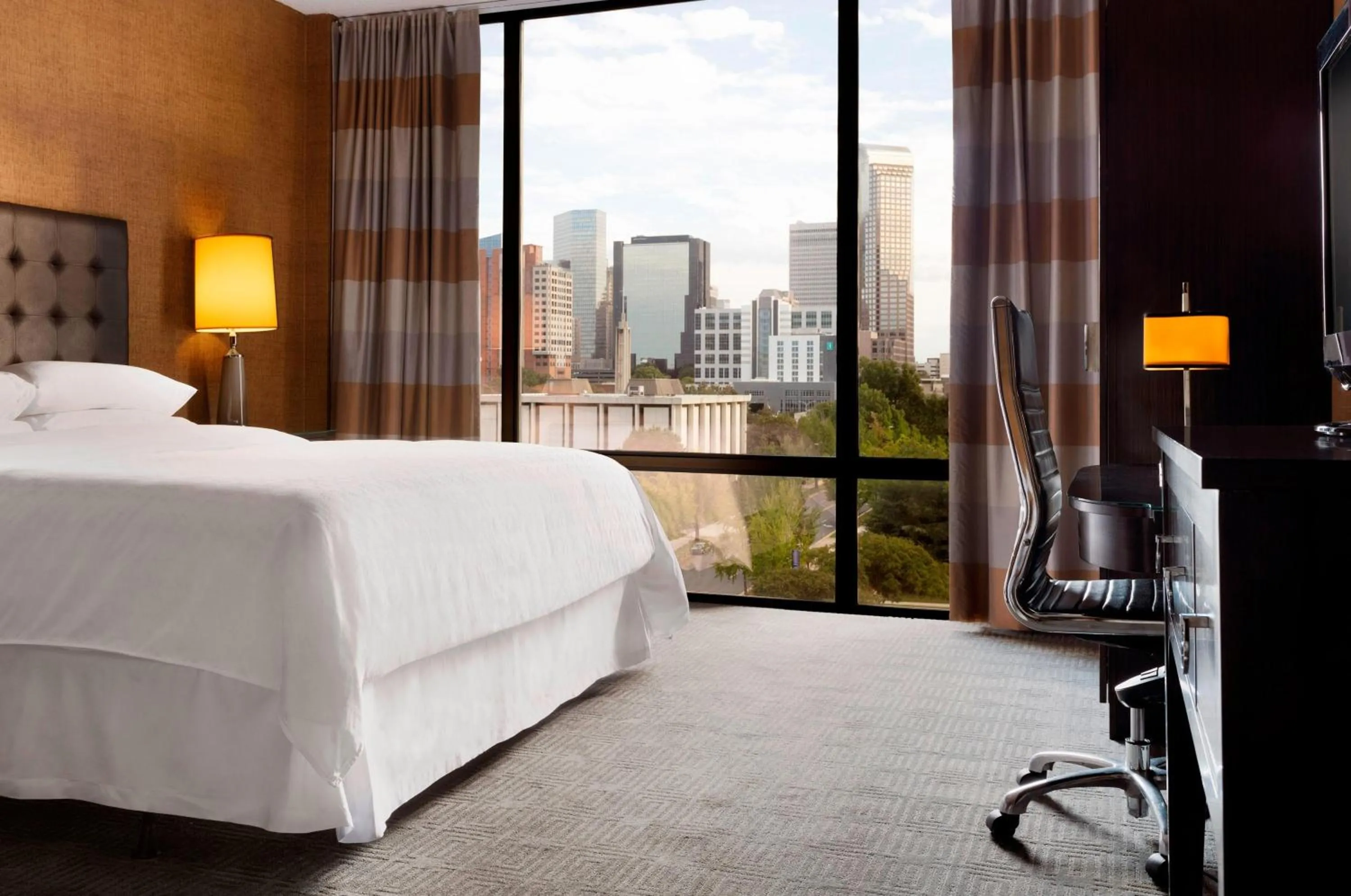 Club level, Guest room, 1 King, City view, Top floor in Sheraton Charlotte Hotel