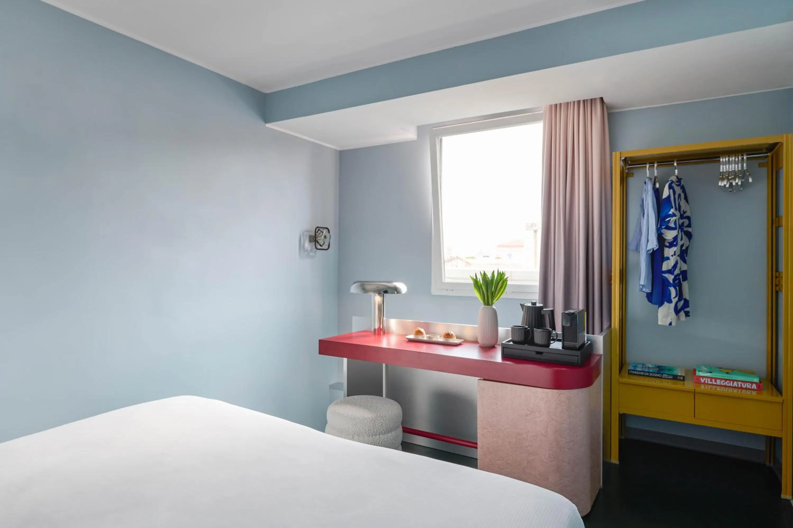 Coffee/tea facilities, Bed in Moderno Hotel Roma - Adults Only