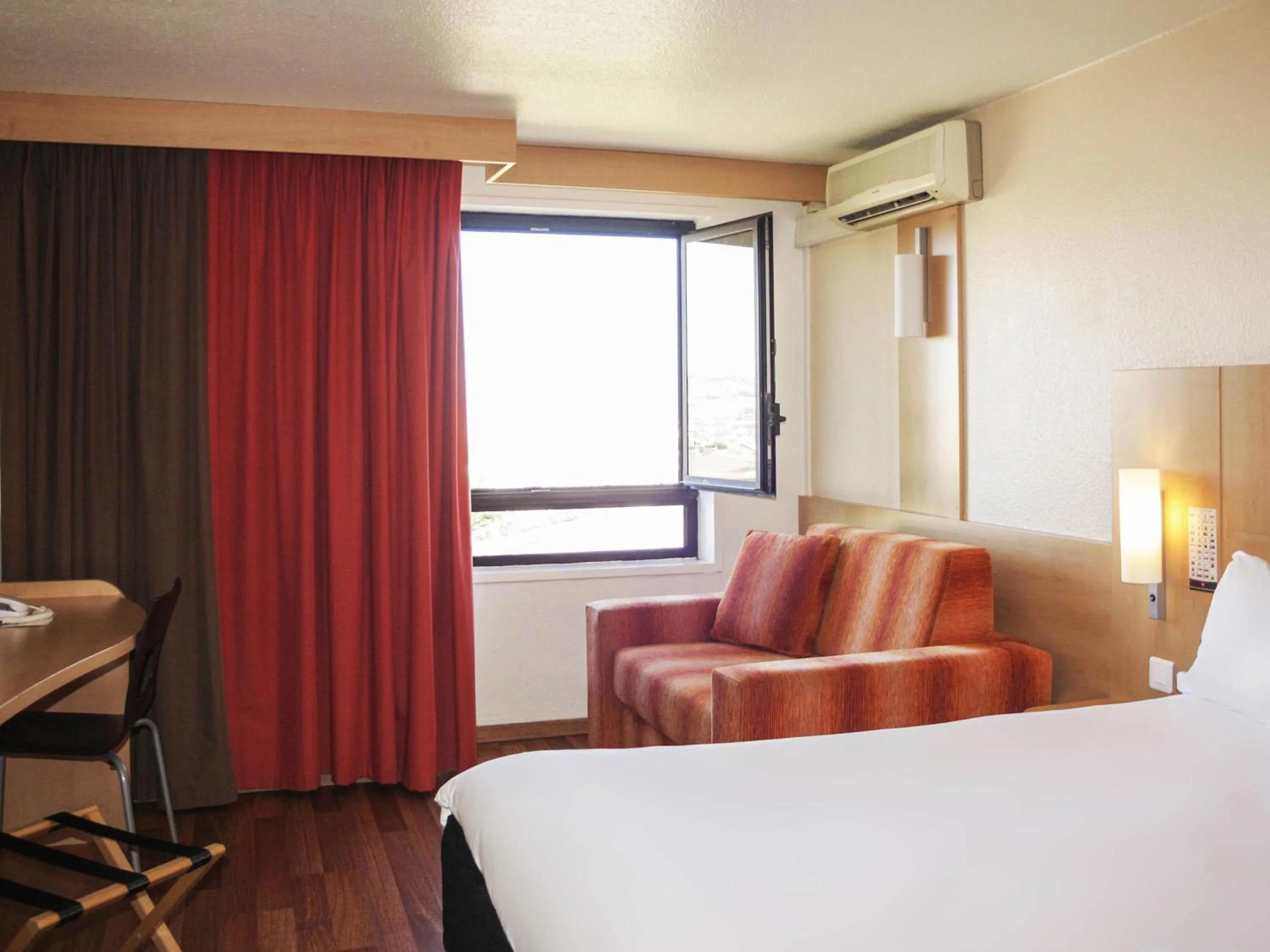 Bedroom, Bed in ibis Marseille Centre Gare Saint Charles