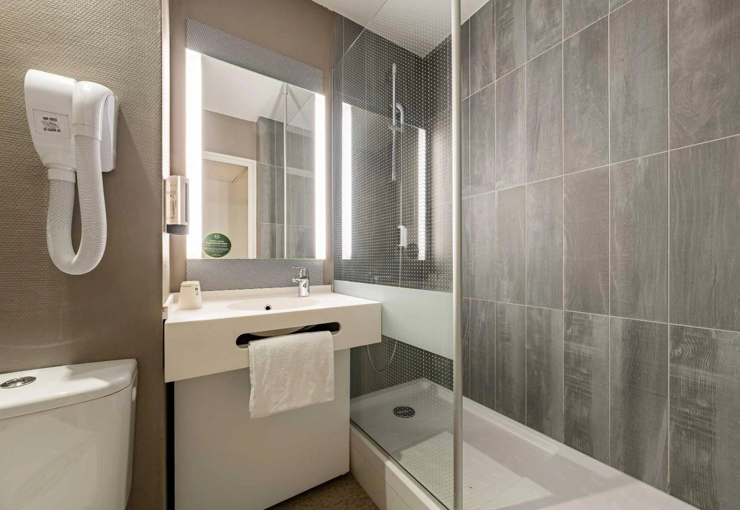 Bathroom in B&B HOTEL Boulogne-sur-Mer Centre Les Ports