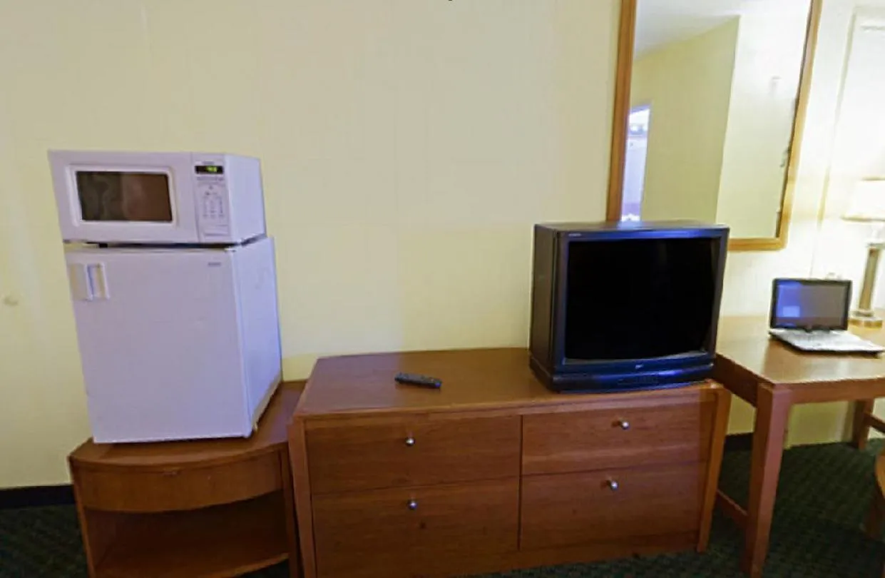 TV and multimedia in Americas Best Value Inn - Livermore
