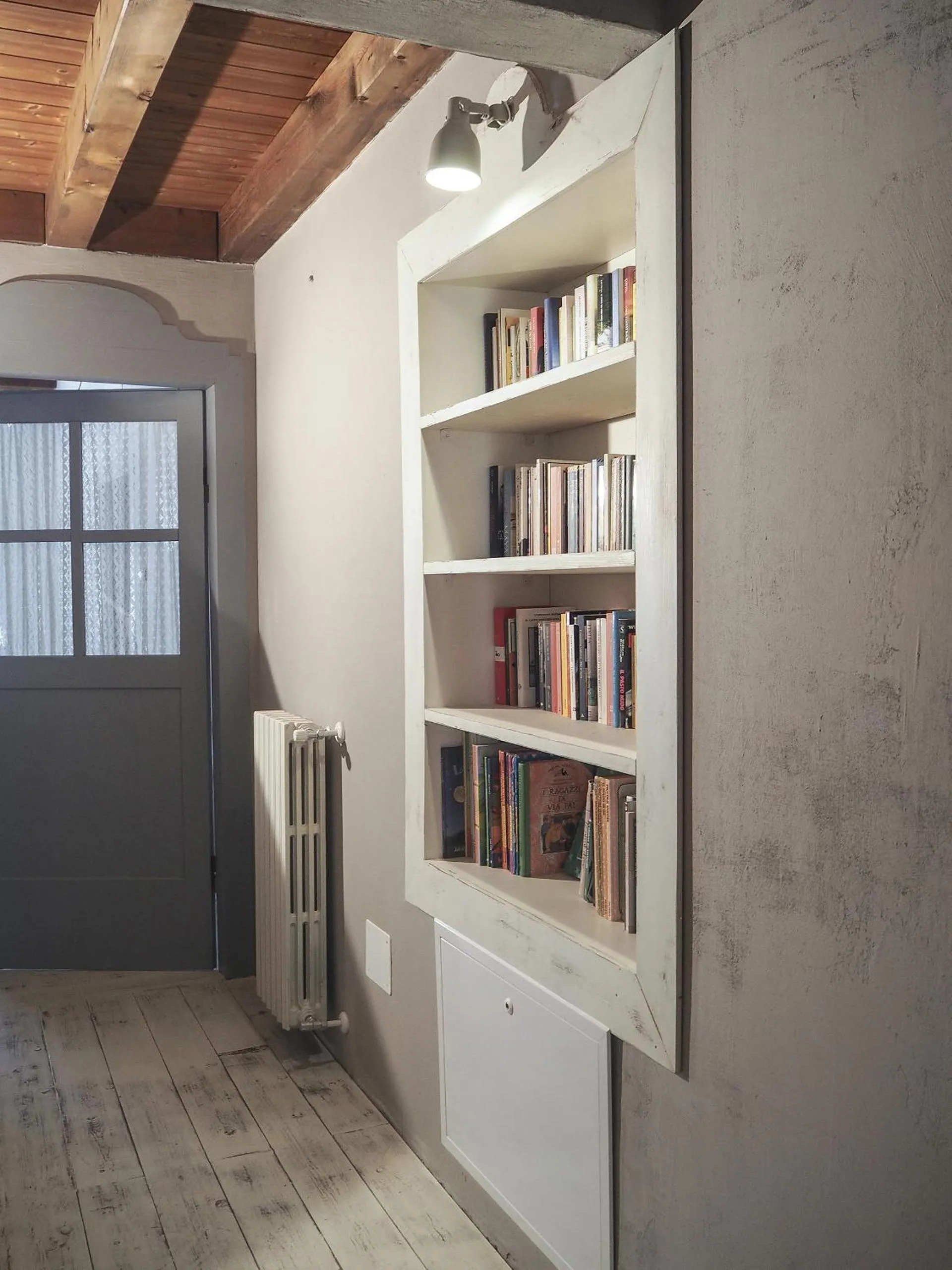 Library in B&B Antique Maison