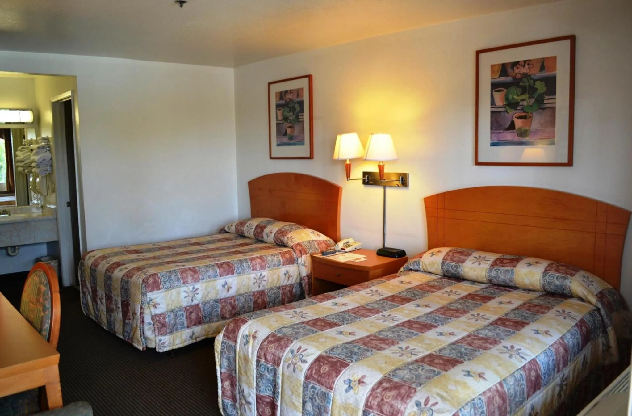 Photo of the whole room, Bed in Fresno Inn
