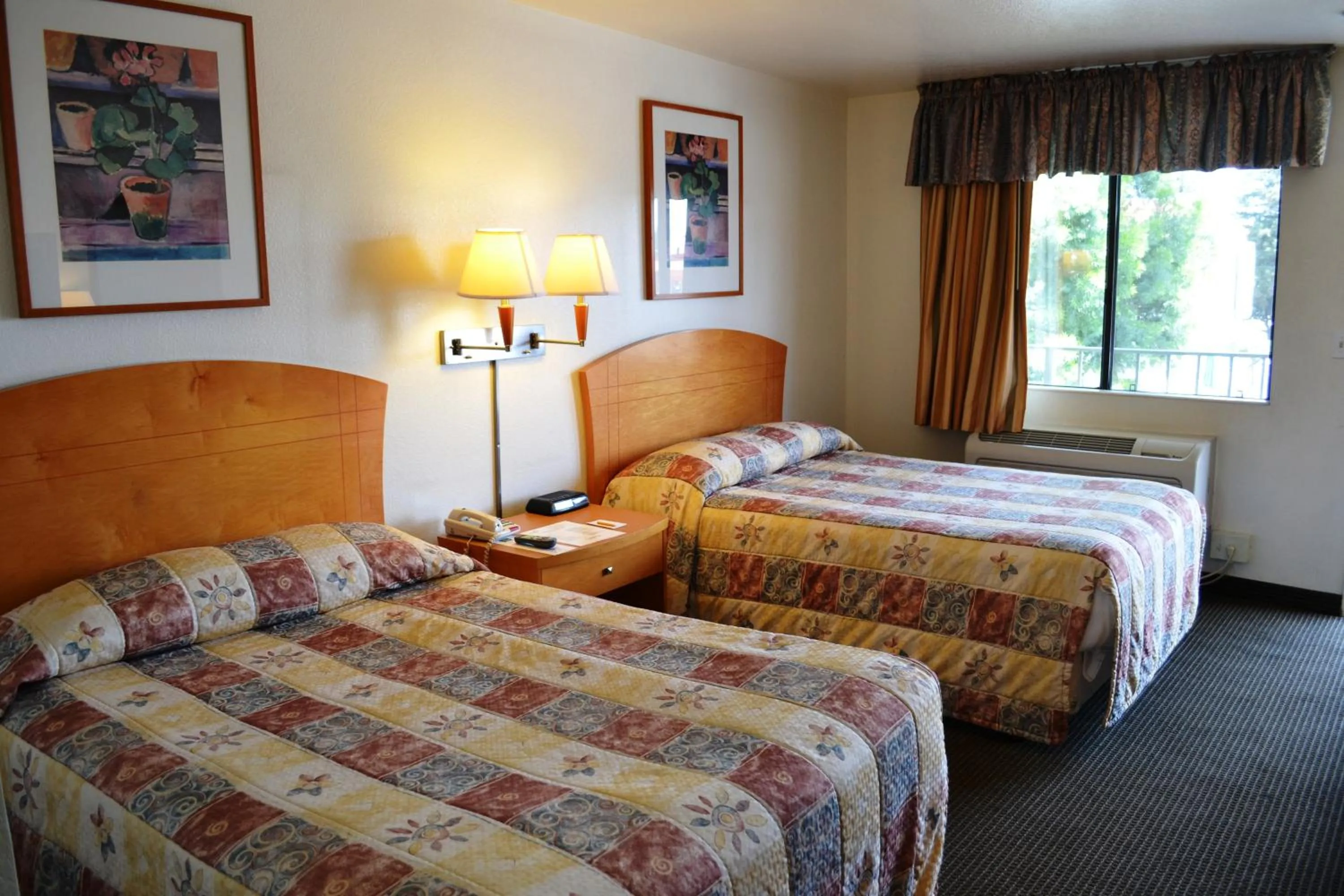 Day, Bed in Fresno Inn