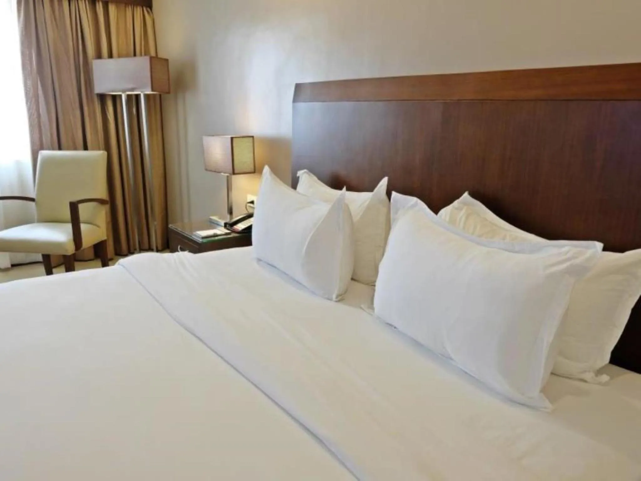 Photo of the whole room, Bed in Mandarin Plaza Hotel