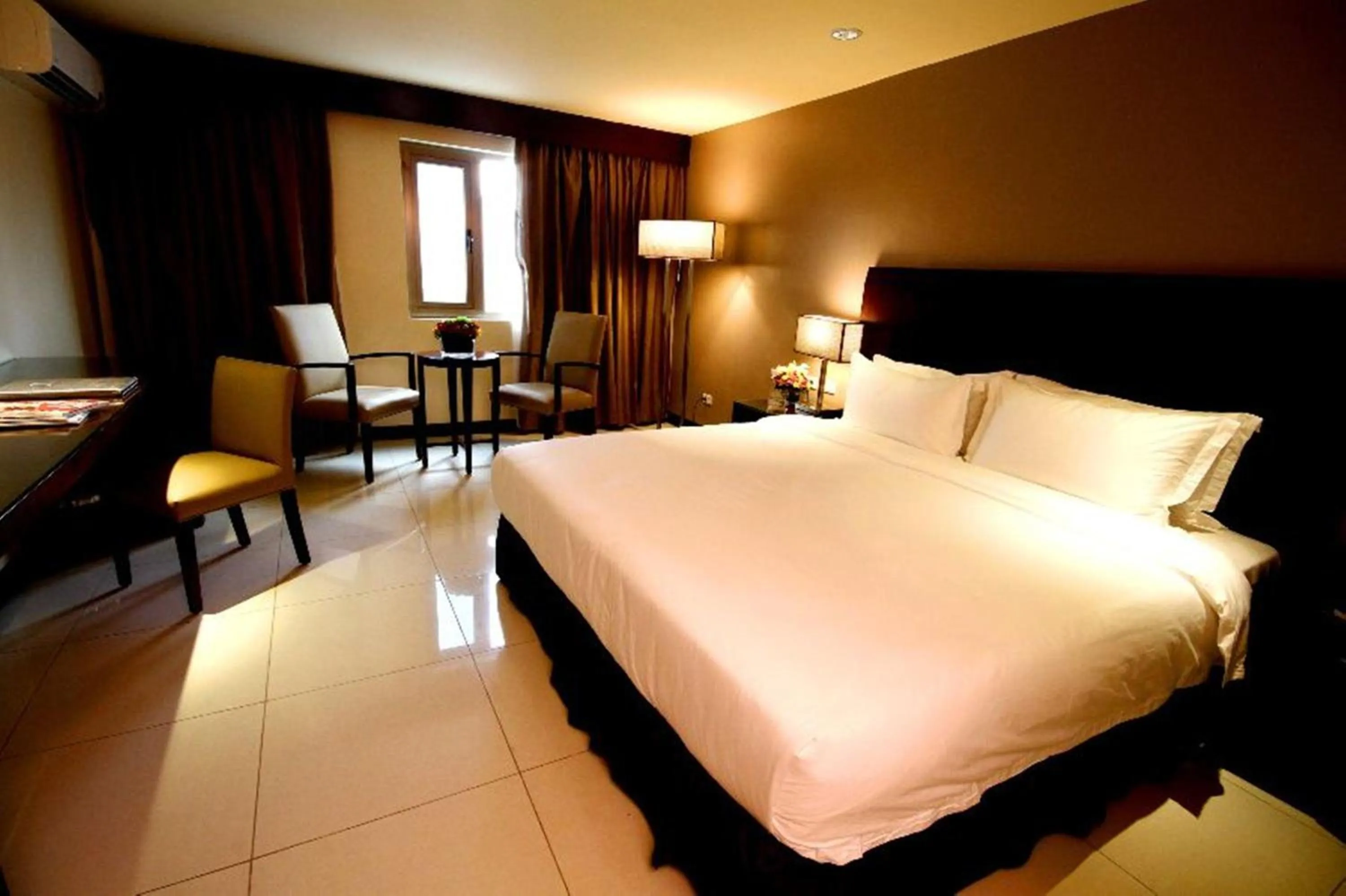 Photo of the whole room, Bed in Mandarin Plaza Hotel