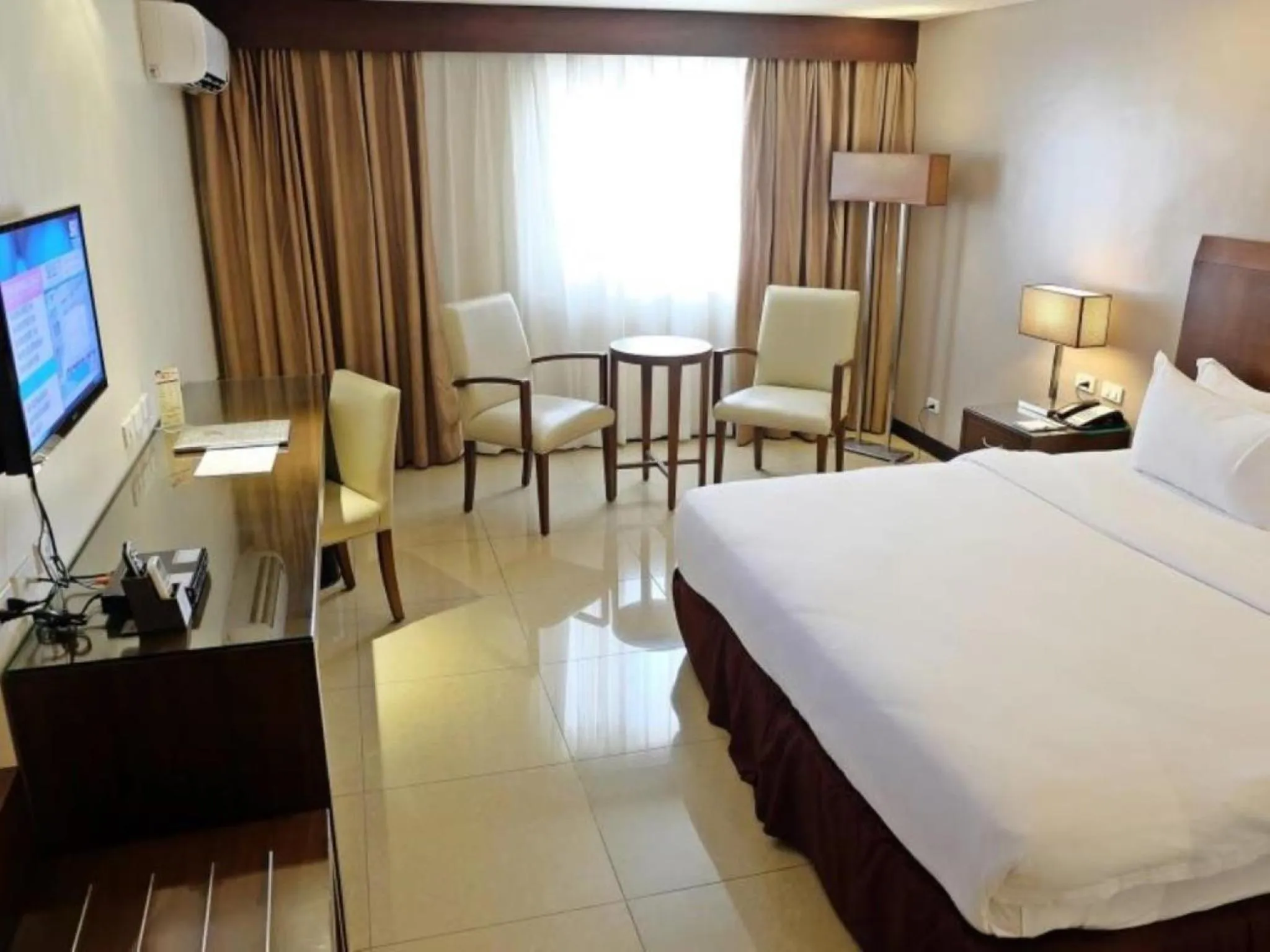 Photo of the whole room, Bed in Mandarin Plaza Hotel