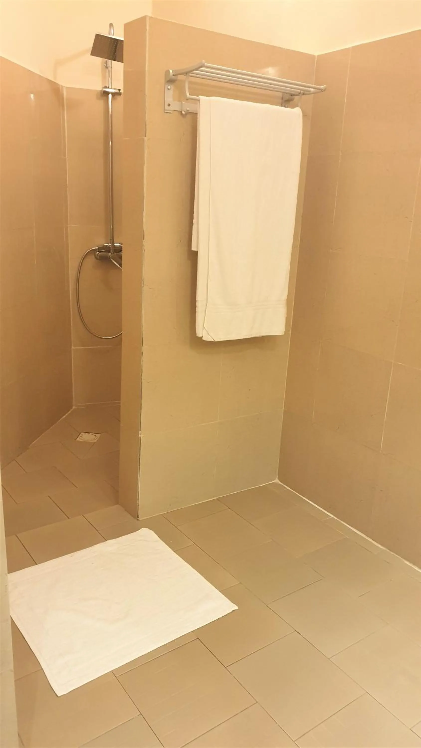 Shower in Diamarek Hotel Sur La Plage
