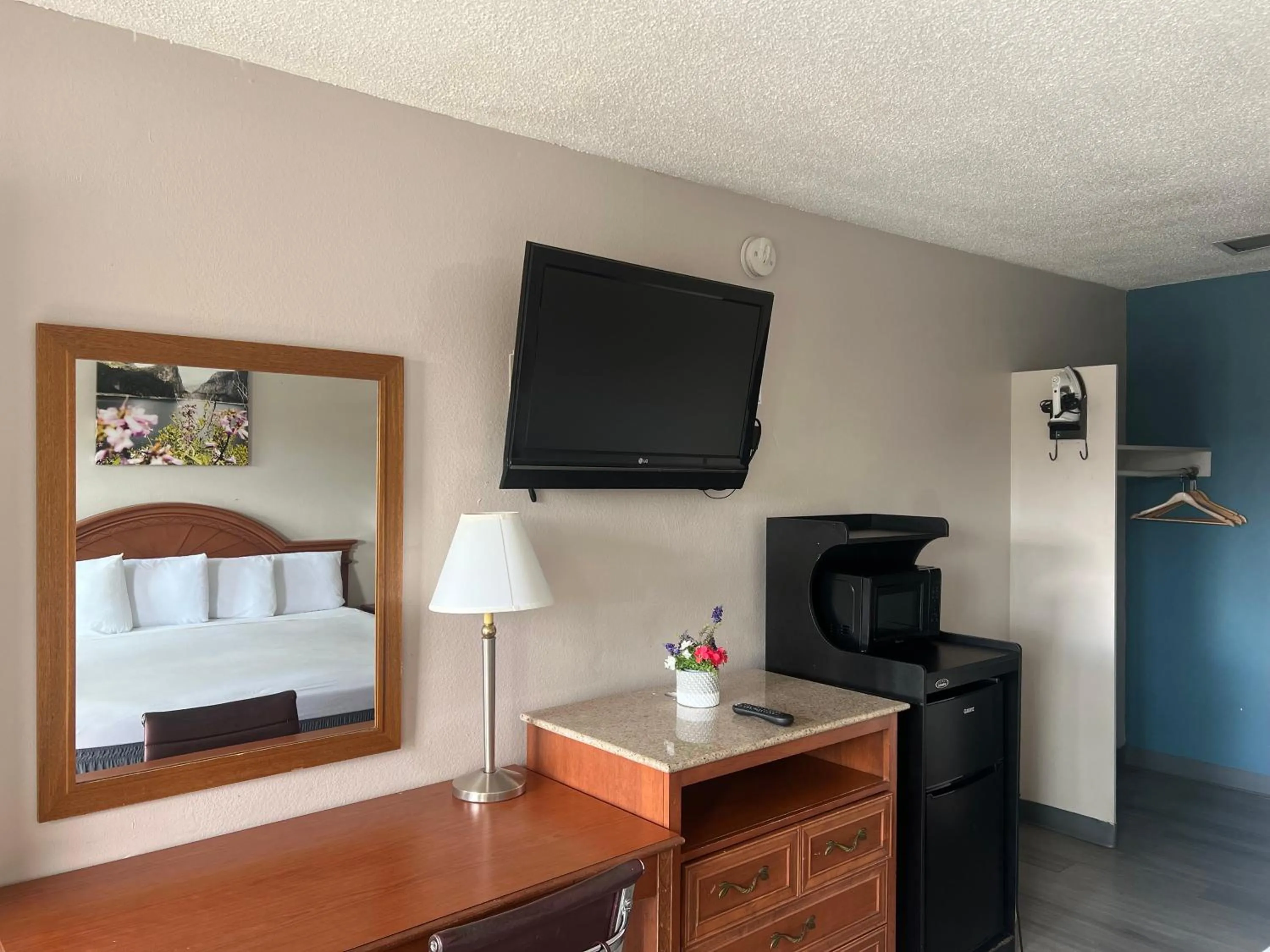 TV and multimedia in Days Inn by Wyndham Chico