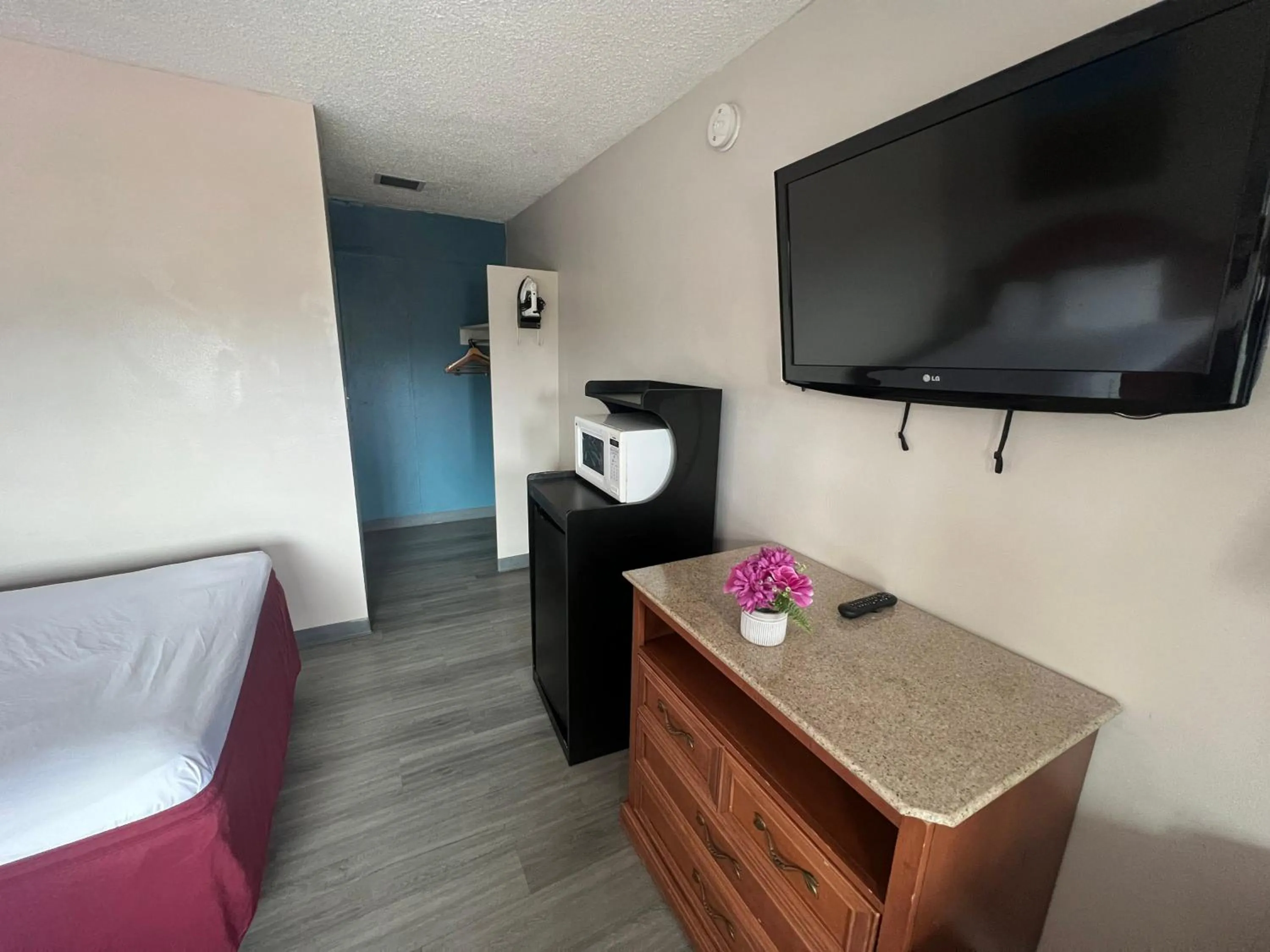 TV and multimedia, Bed in Days Inn by Wyndham Chico