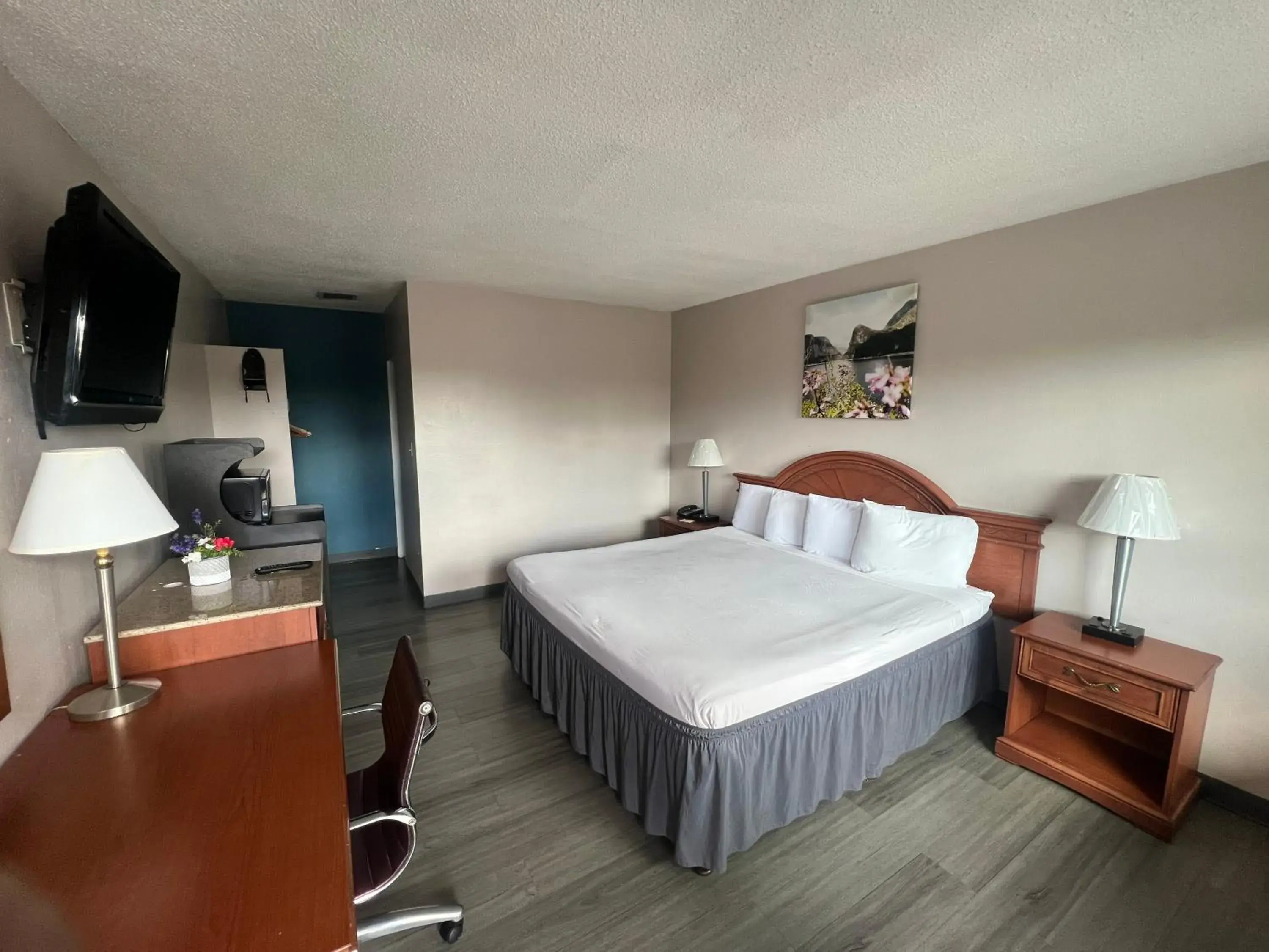 King Room in University Inn Chico King Room in University Inn Chico