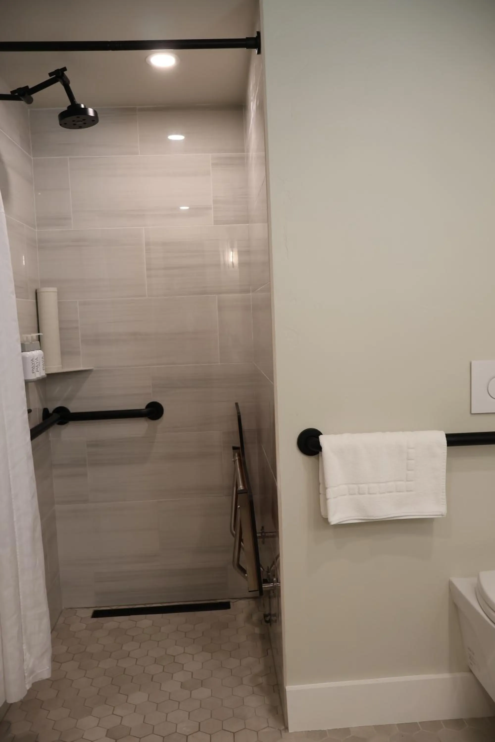 Shower in Elm House Inn