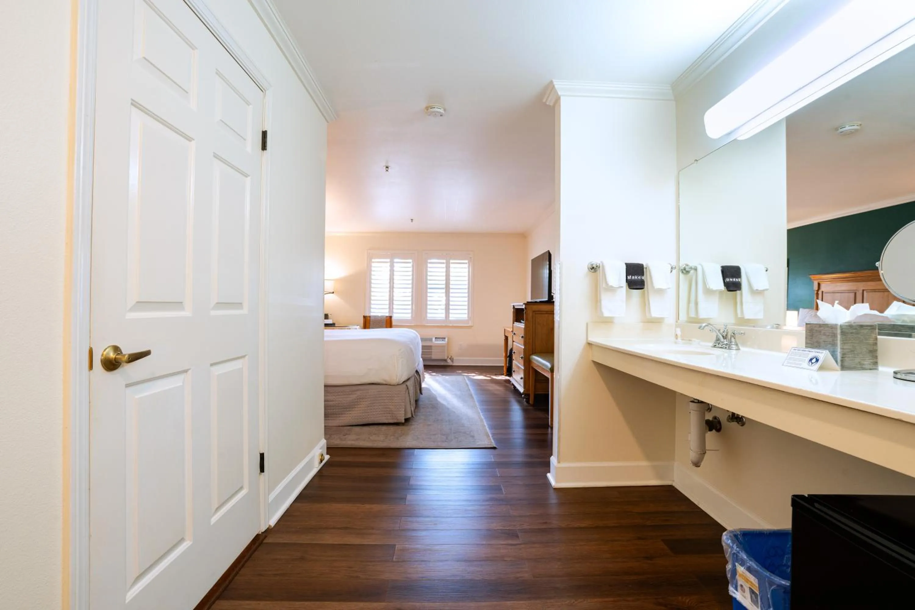 Photo of the whole room, Bed in Elm House Inn