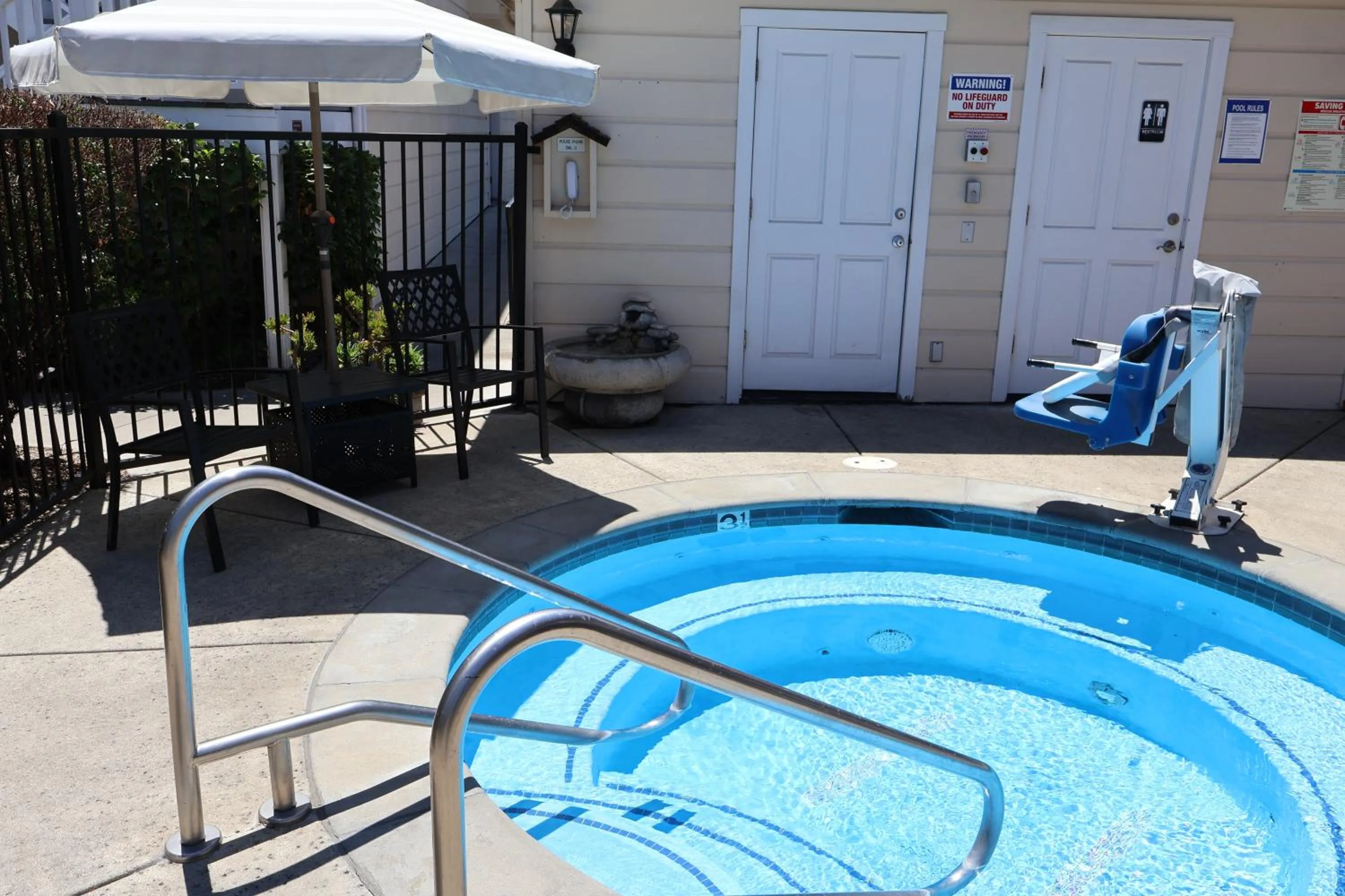 Hot Tub in Elm House Inn