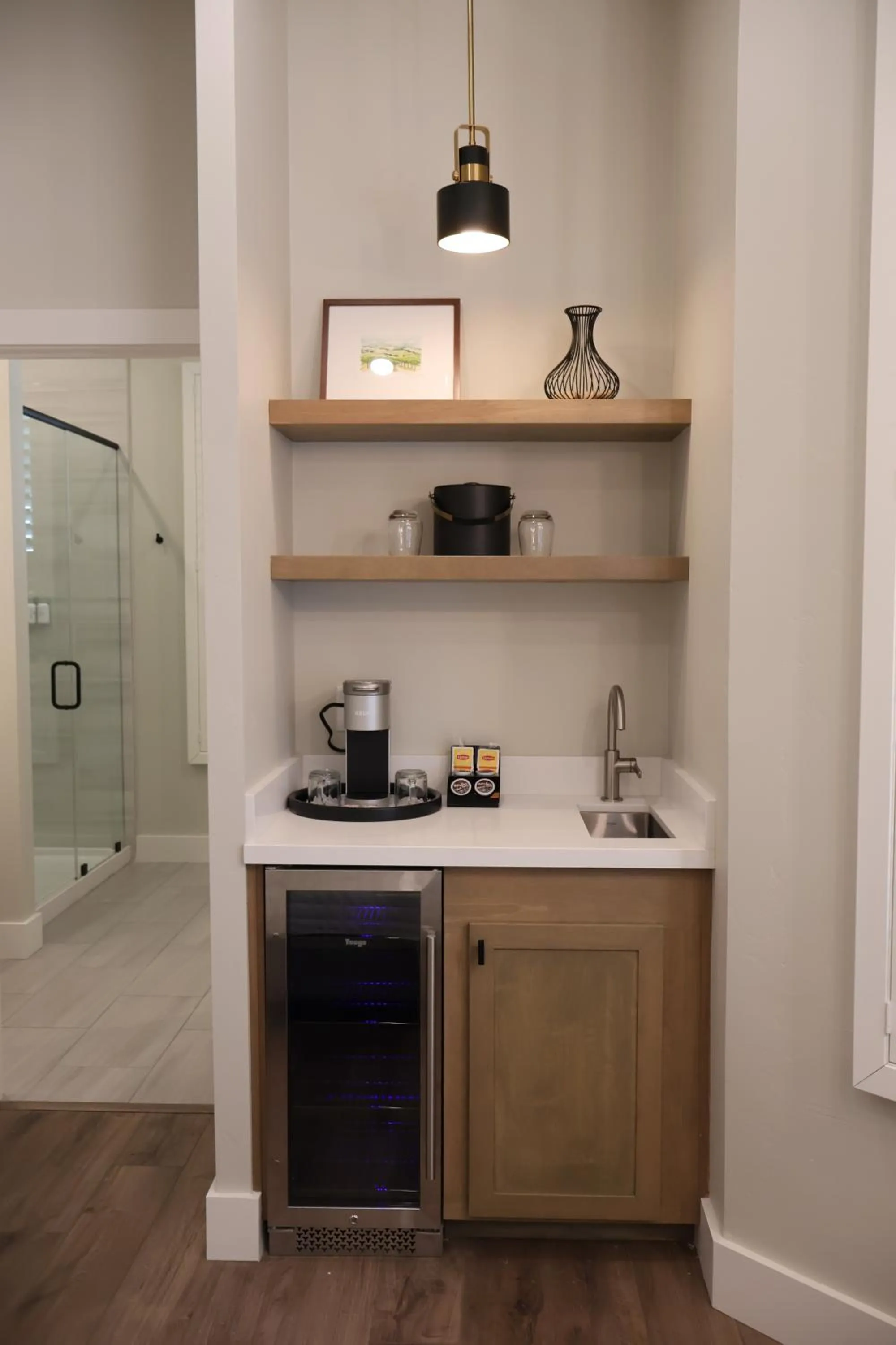 Coffee/tea facilities in Elm House Inn