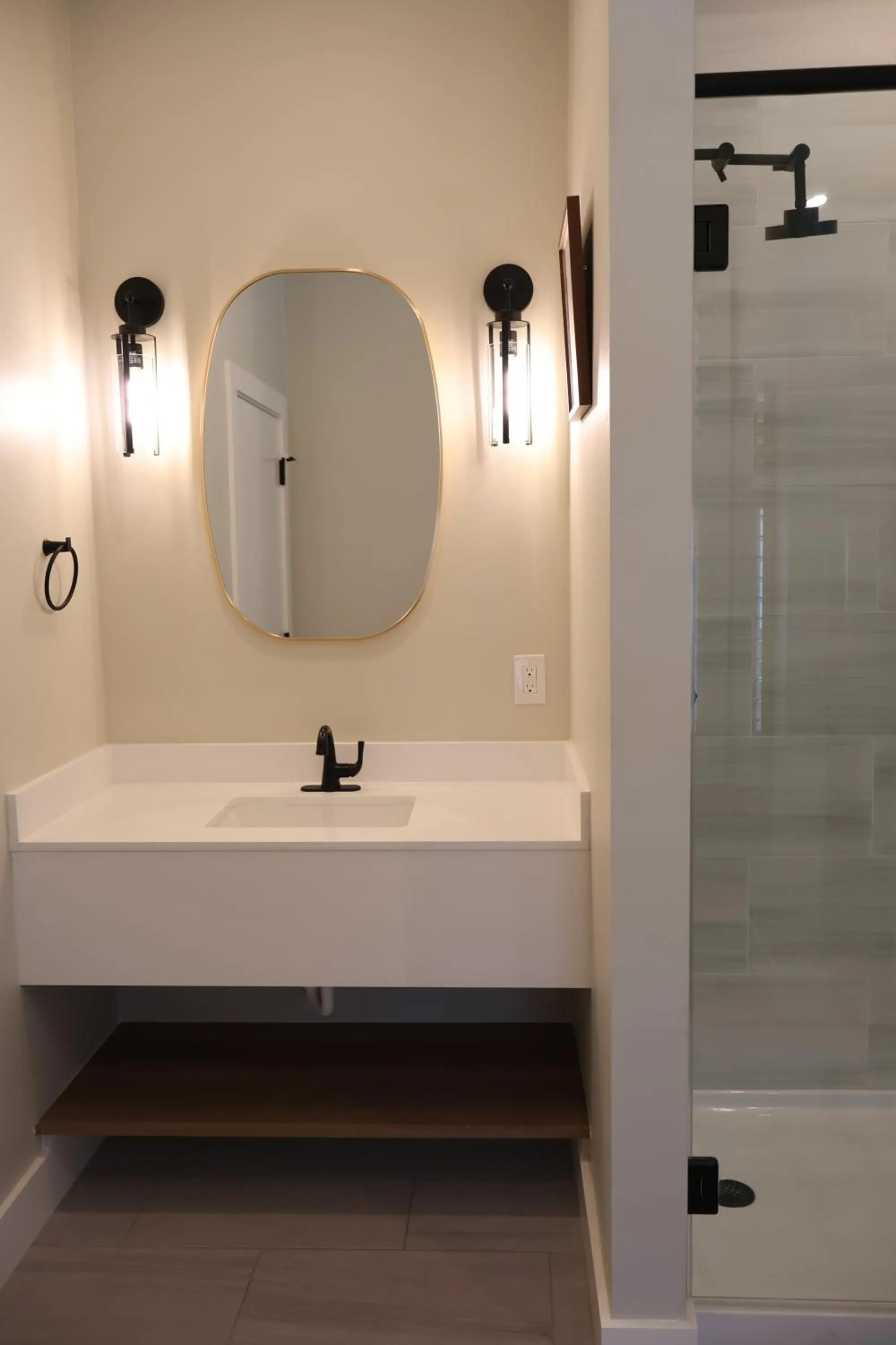 Shower in Elm House Inn