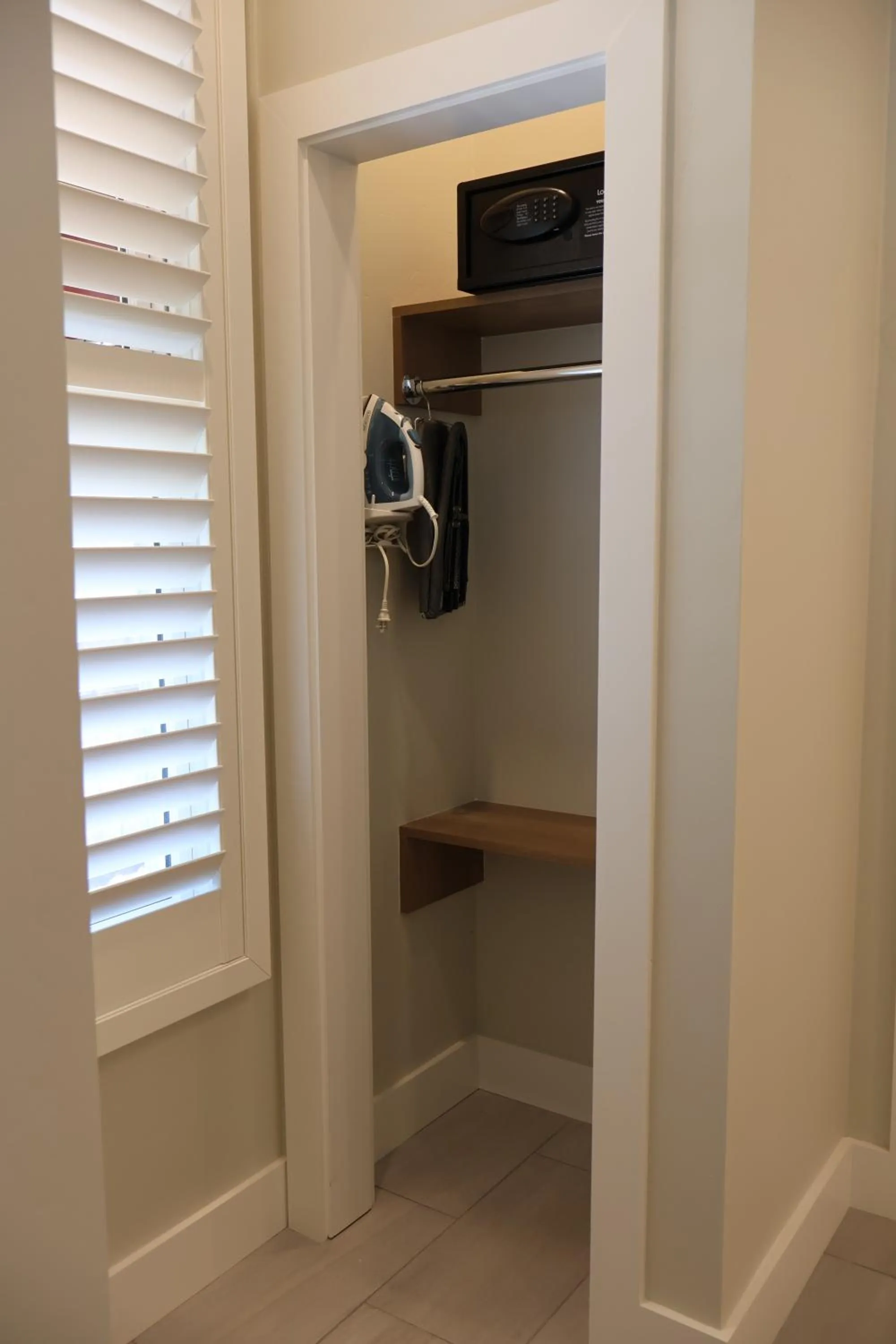 wardrobe in Elm House Inn