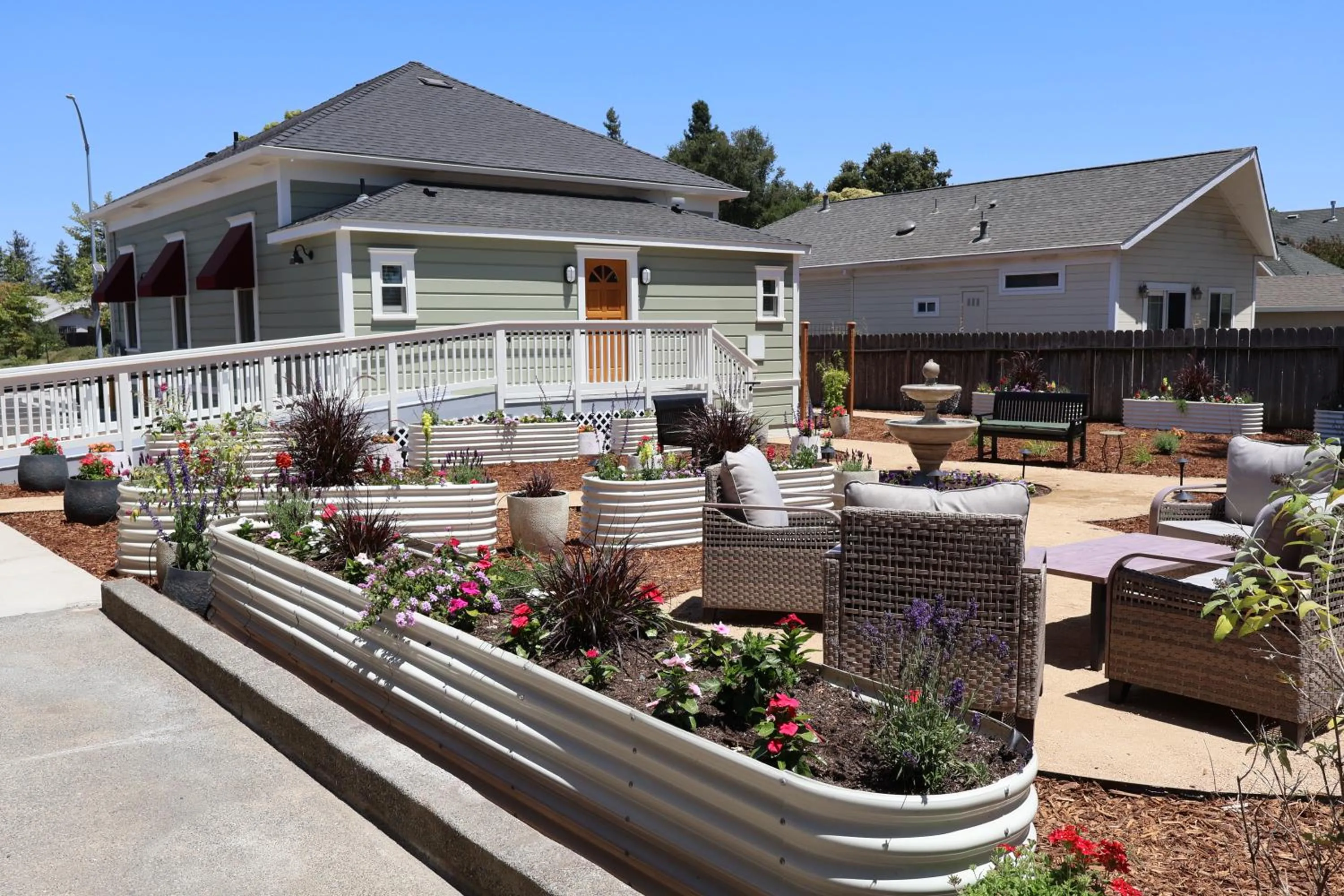 Inner courtyard view in Elm House Inn