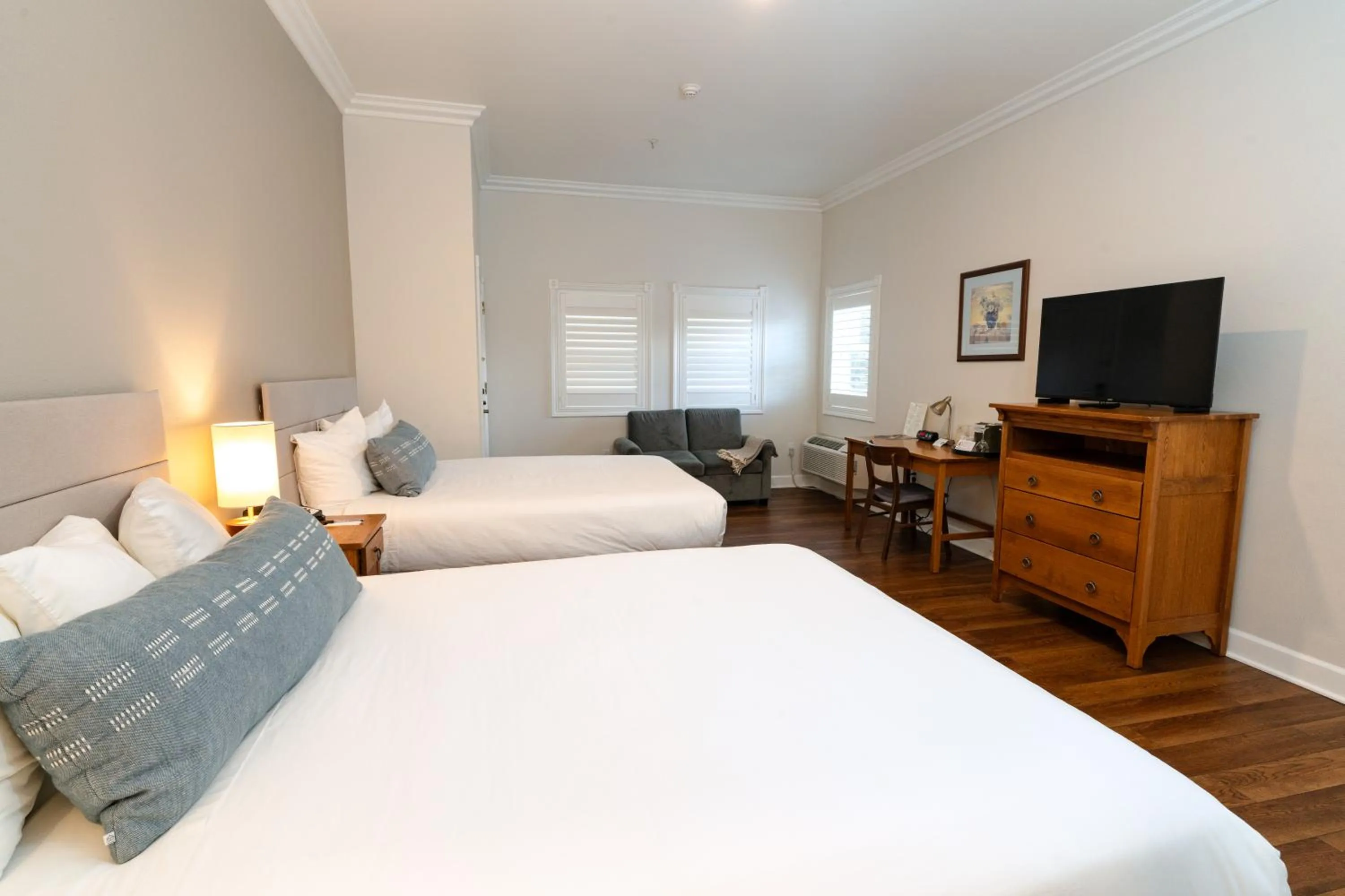 Photo of the whole room, Bed in Elm House Inn