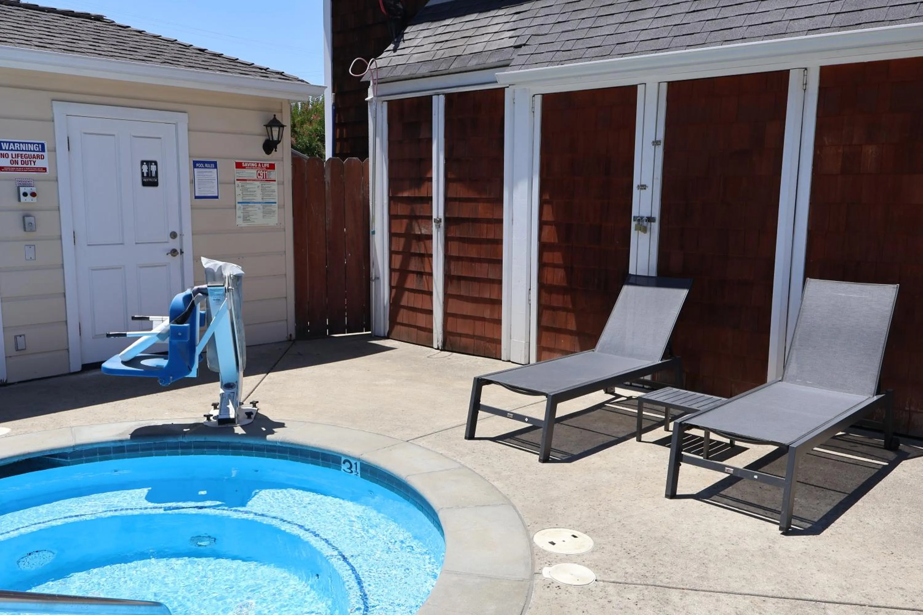 Hot Tub in Elm House Inn