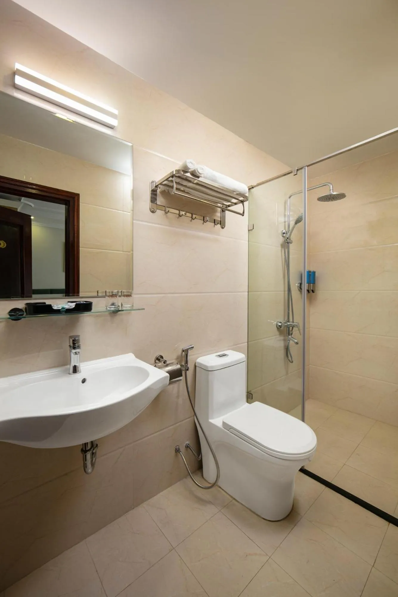 Toilet in C'Bon Hotel Do Quang