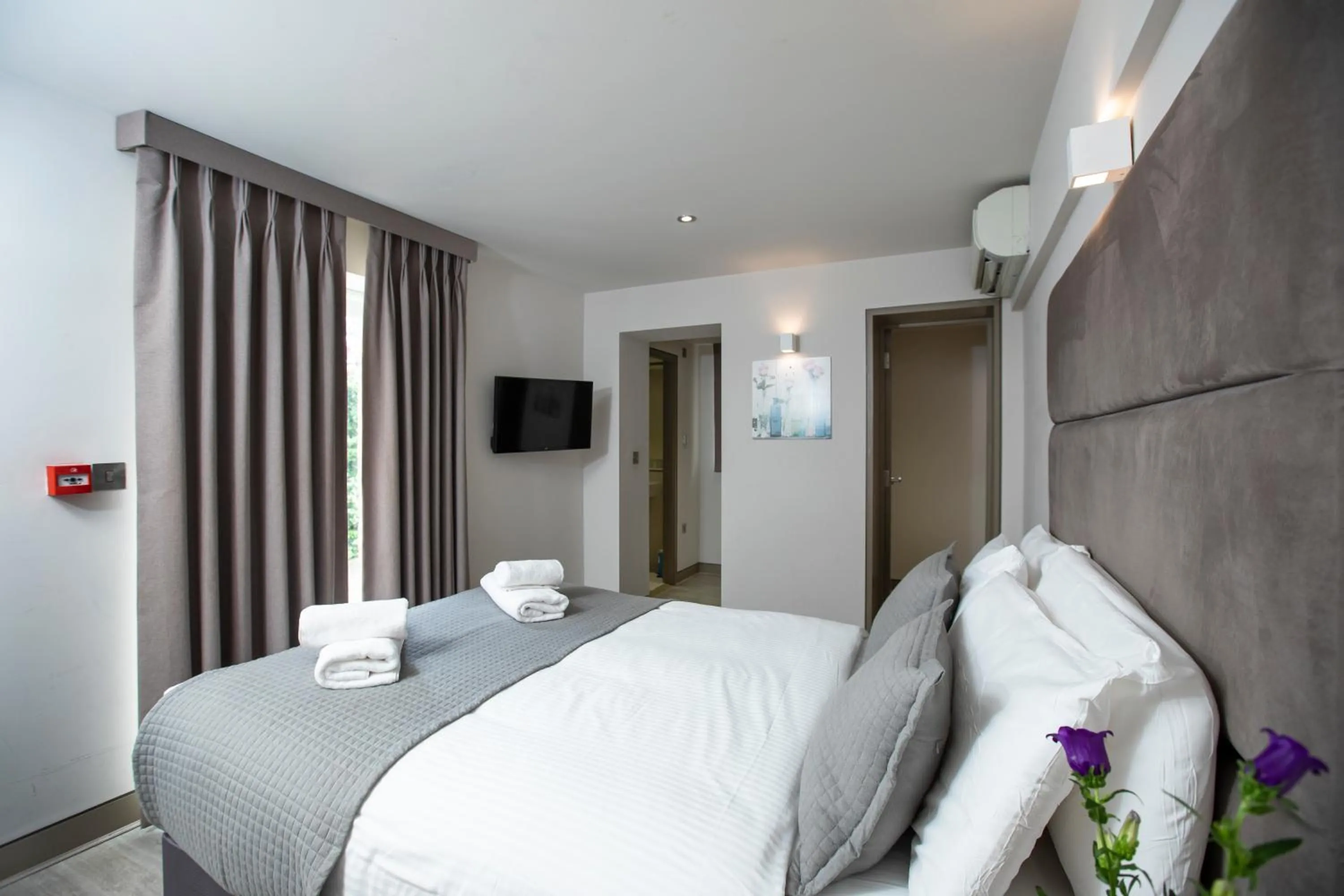 Bedroom, Bed in Arch Hotel