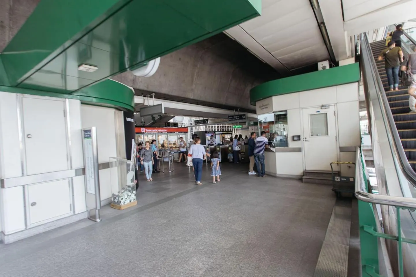 U4 Large 2 bed rooms full kitchen 200m to BTS