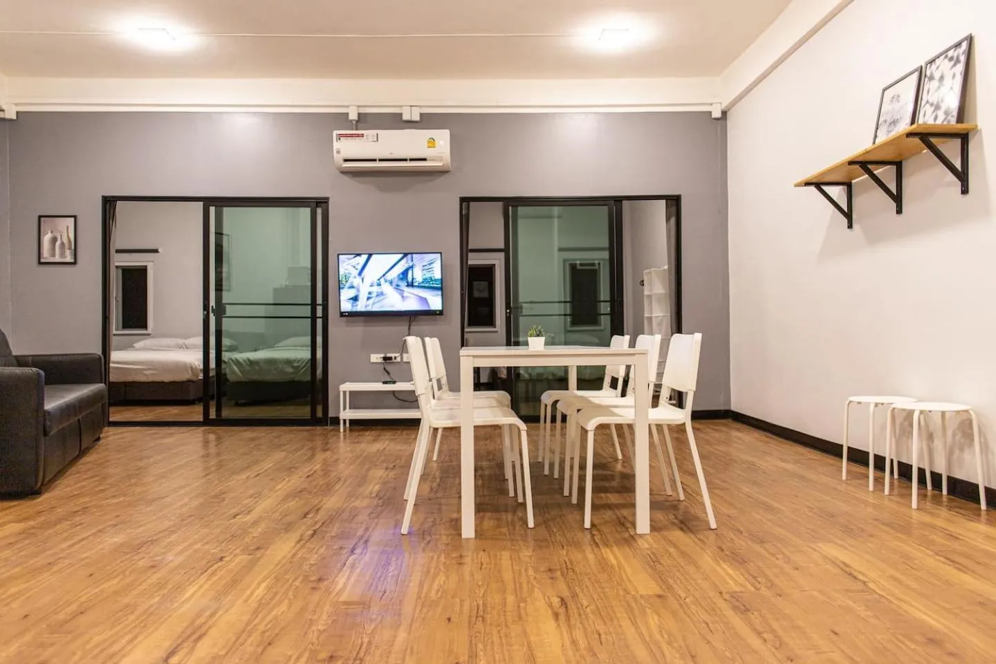 U4 Large 2 bed rooms full kitchen 200m to BTS