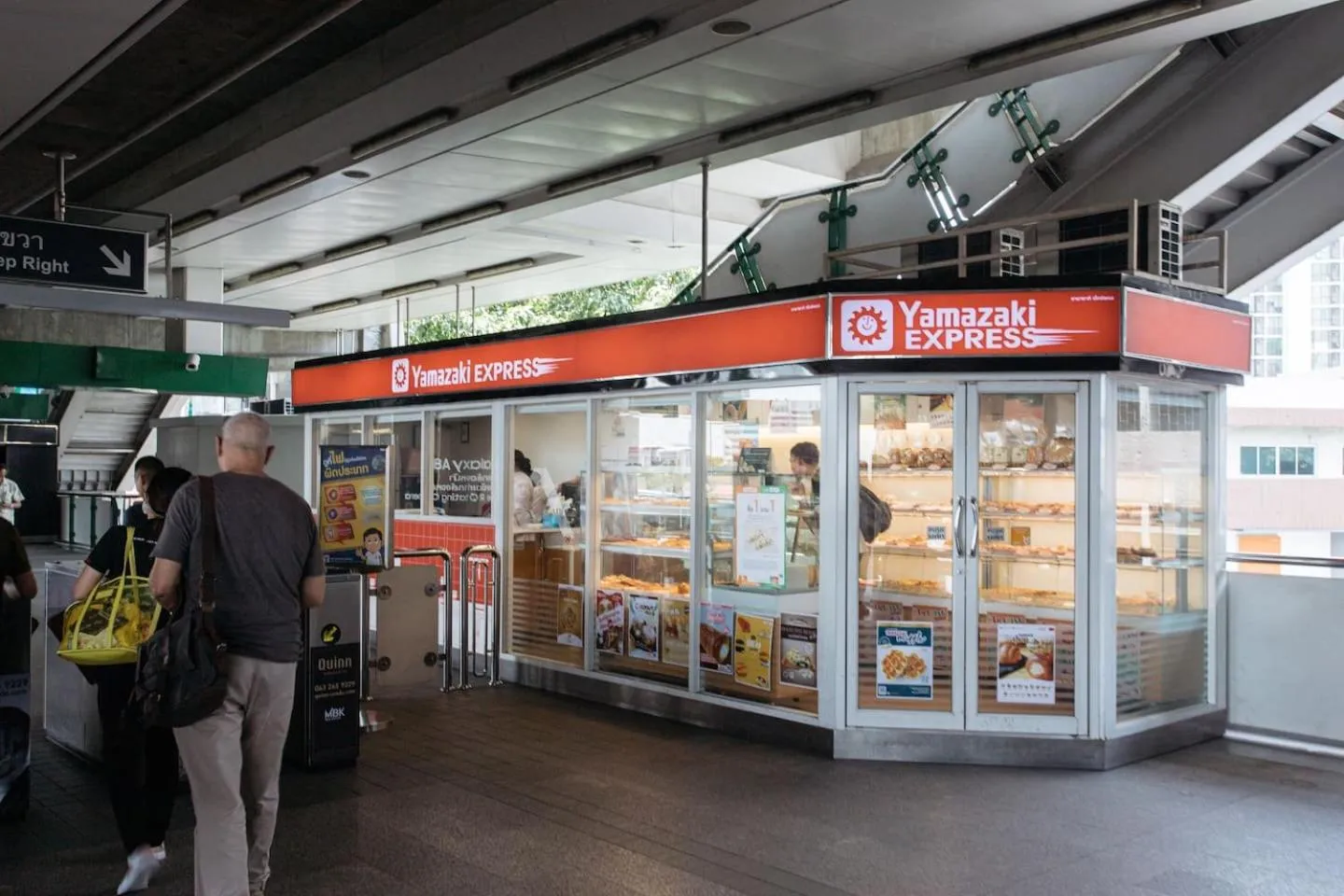 U4 Large 2 bed rooms full kitchen 200m to BTS